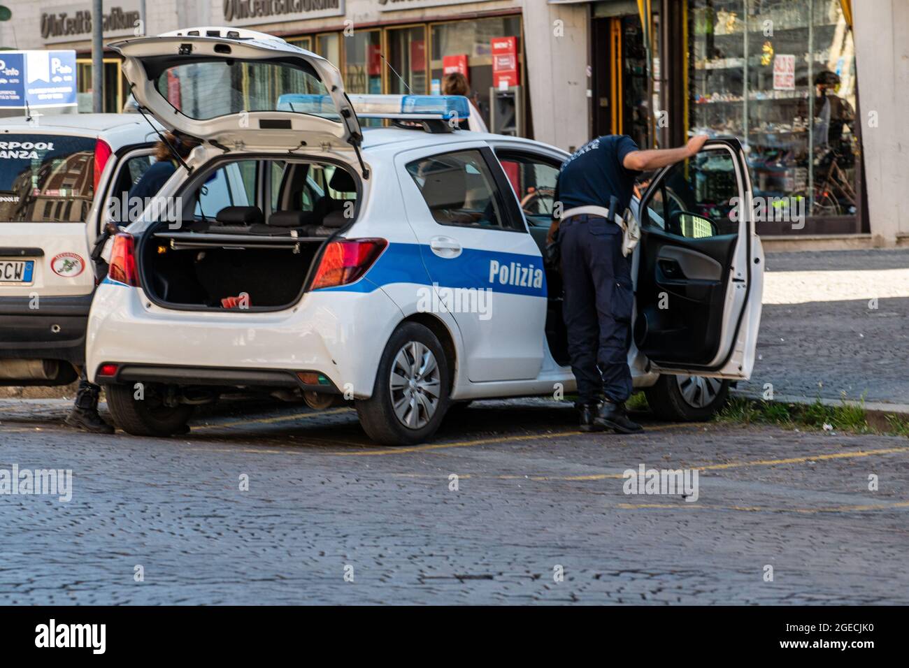 terni, italia agosto 19 2021:poliziotti comunali con l'auto in fase di controllo Foto Stock