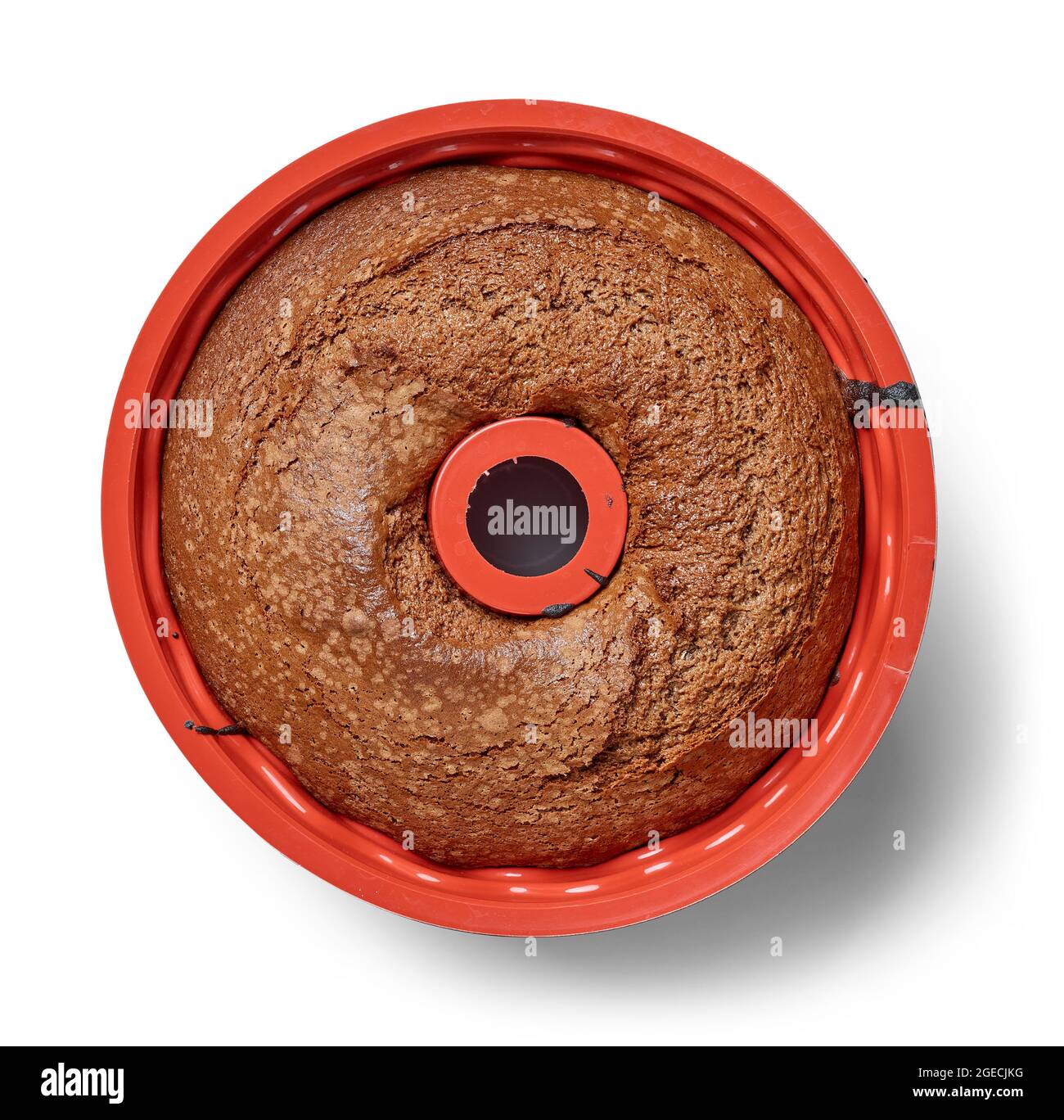 torta al cioccolato appena sfornata in forma di cottura isolata su sfondo bianco, vista dall'alto Foto Stock
