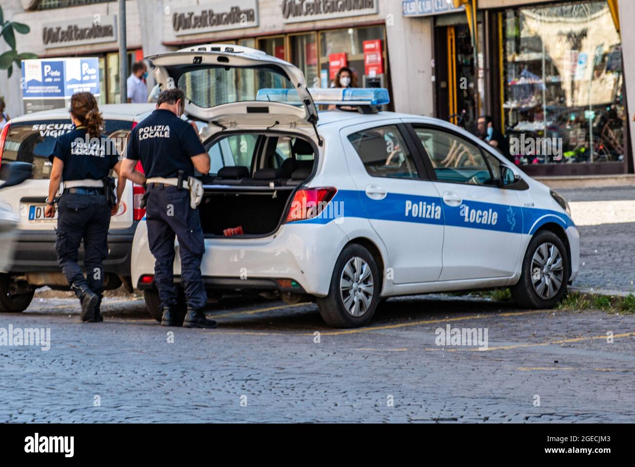 terni, italia agosto 19 2021:poliziotti comunali con l'auto in fase di controllo Foto Stock