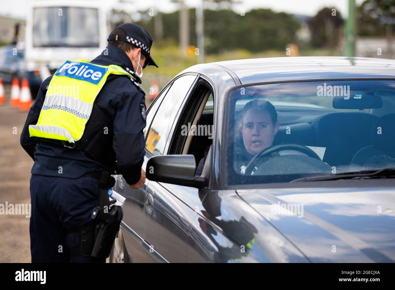 Gisborne, Australia, 9 luglio 2020. Una donna è multata di 1652 dollari per aver infrante le restrizioni della fase 3 mentre è passata attraverso una strada a sud di Gisborne, mentre Melbourne si tuffa nella fase 3 durante il COVID 19. Dopo un'esplosione prolungata a Melbourne, i blocchi della terza fase riiniziano oggi in tutta la città insieme a una contea di mitchell. I residenti possono lasciare la propria casa solo per quattro motivi a partire dalla mezzanotte dell'ultima notte. La polizia sta allestendo blocchi stradali in tutta Melbourne per fermare chiunque trasgredisce le regole e controllerà un numero senza precedenti di conducenti così come porta bussare l'area interessata Foto Stock