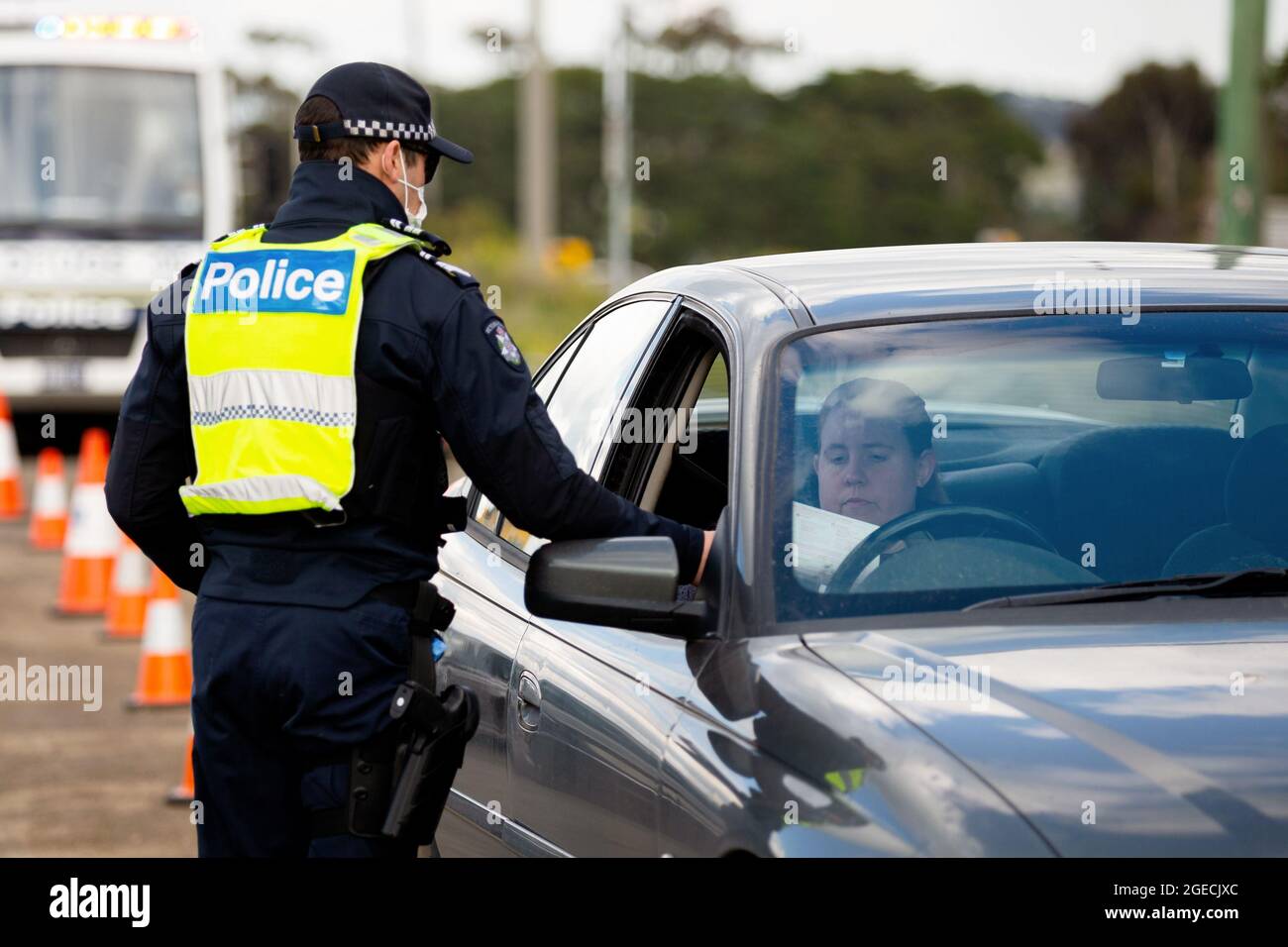 Gisborne, Australia, 9 luglio 2020. Una donna è multata di 1652 dollari per aver infrante le restrizioni della fase 3 mentre è passata attraverso una strada a sud di Gisborne, mentre Melbourne si tuffa nella fase 3 durante il COVID 19. Dopo un'esplosione prolungata a Melbourne, i blocchi della terza fase riiniziano oggi in tutta la città insieme a una contea di mitchell. I residenti possono lasciare la propria casa solo per quattro motivi a partire dalla mezzanotte dell'ultima notte. La polizia sta allestendo blocchi stradali in tutta Melbourne per fermare chiunque trasgredisce le regole e controllerà un numero senza precedenti di conducenti così come porta bussare l'area interessata Foto Stock