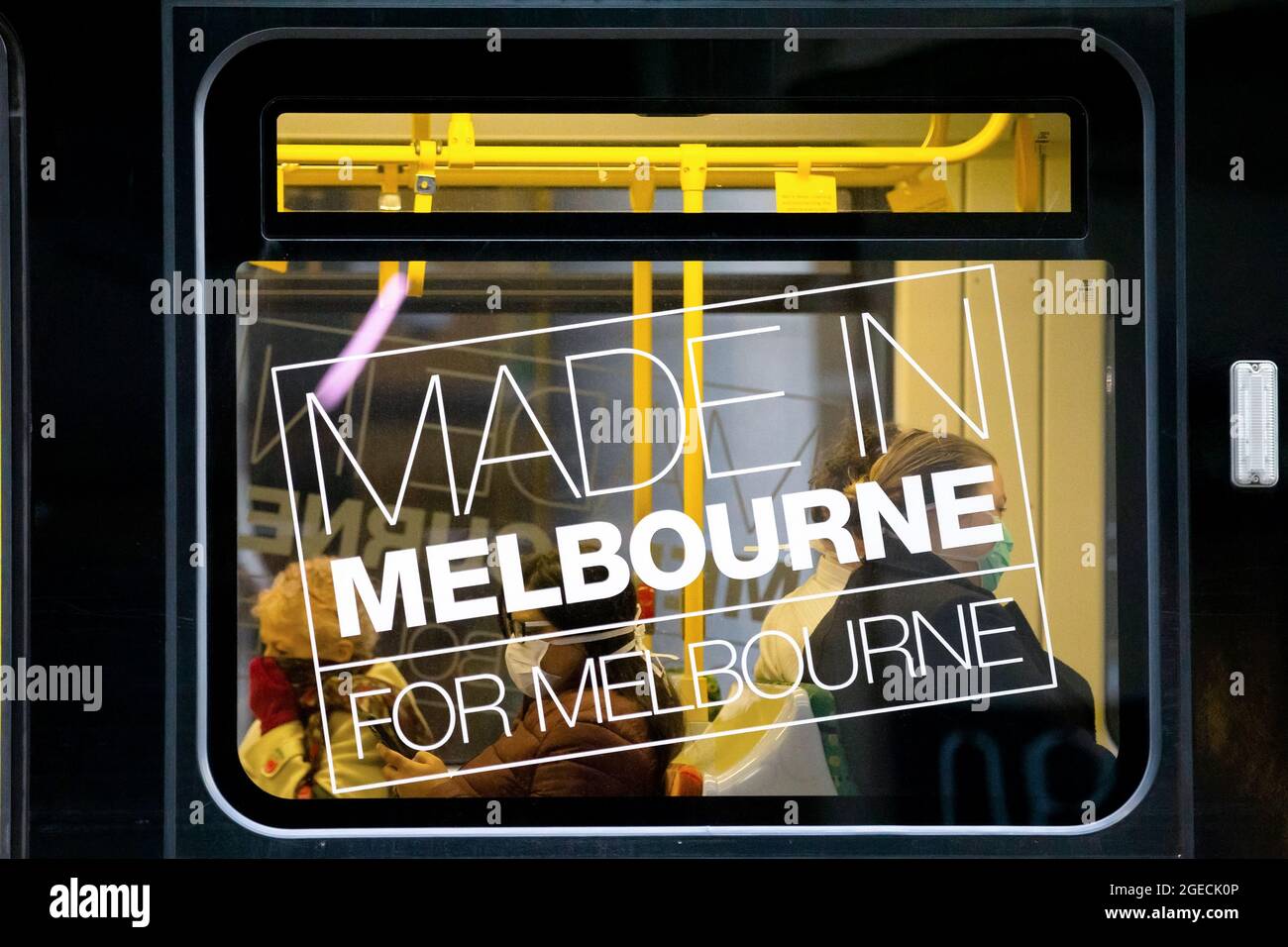 , 13 luglio 2020. Una vista dei passeggeri che indossano maschere in un tram di Melbourne su Collins Street durante il COVID-19. Dopo aver visto altri 177 casi durante la notte e ulteriori focolai nelle case di cura, Metropolitan Melbourne e Mitchell Shire sono in blocco dopo l'aumento dei casi attivi a 1,612. Le nuove restrizioni sono entrate in vigore giovedì 9 luglio, con i residenti nelle aree di blocco sotto ordini di soggiorno a casa per le prossime sei settimane. (Photo Be Dave Hewison/ Speed Media) Credit: Dave Hewison/Speed Media/Alamy Live News Foto Stock