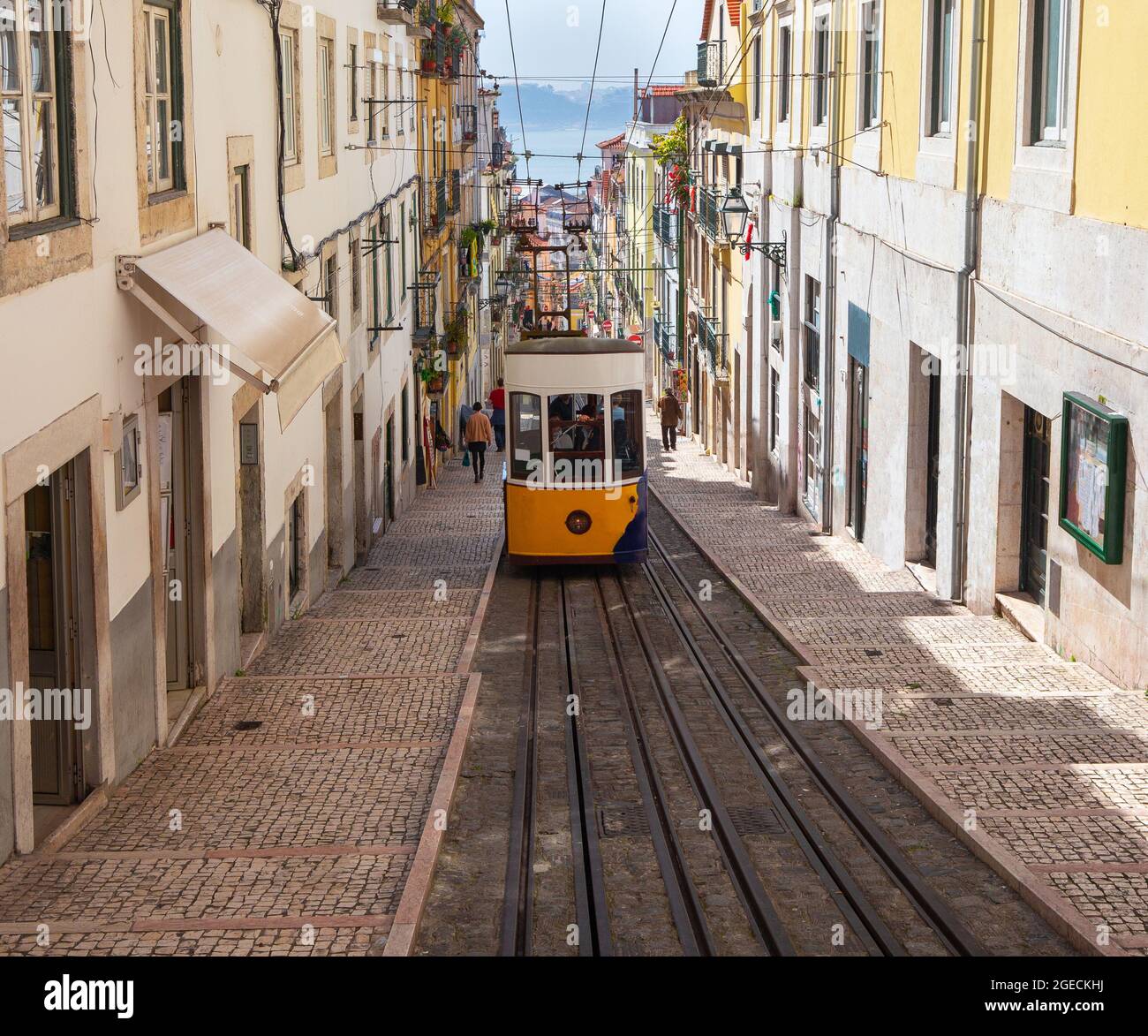 Vecchio tram giallo tradizionale su una strada stretta. Lisbona. Portogallo. Foto Stock