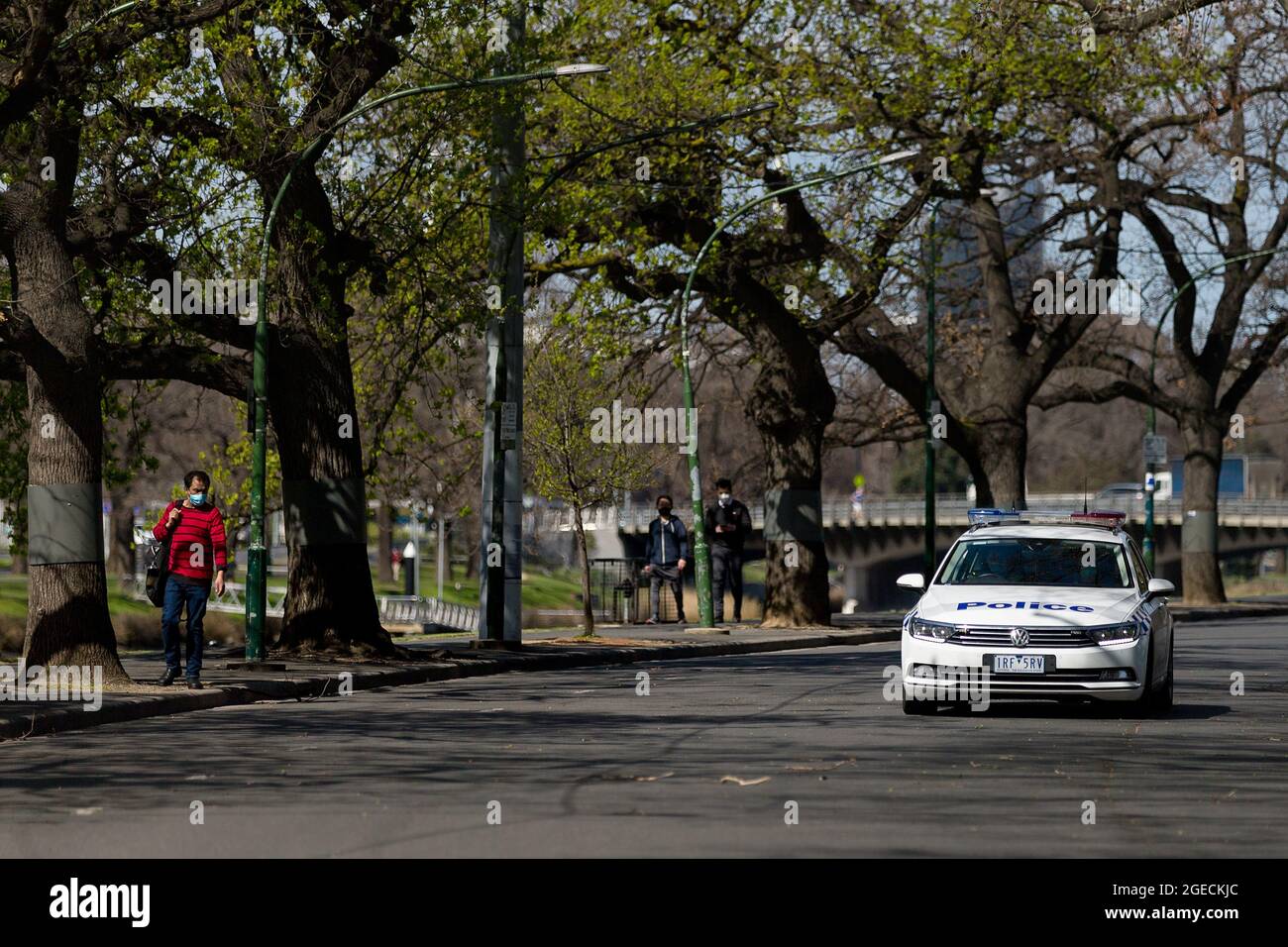 Melbourne, Australia, 2 settembre 2020. La polizia è vista pattugliare Boathouse Drive durante COVID-19 a Melbourne, Australia. Il governo laburista del Premier Daniel Andrews ha concesso un'estensione di sei mesi al loro Stato di emergenza. Sotto questi poteri, il governo non deve giustificare la propria risposta alla pandemia o deve far fronte ad alcun controllo. Rischia la continuazione di grandi eventi a Victoria e farà precipitare lo stato nella più profonda recessione che non si sia mai vista in 100 anni. Il governo continua a spingere gli inutili numeri di casi quotidiani, mentre i decessi quotidiani continuano a crollare come l'assistenza anzianità è brou Foto Stock