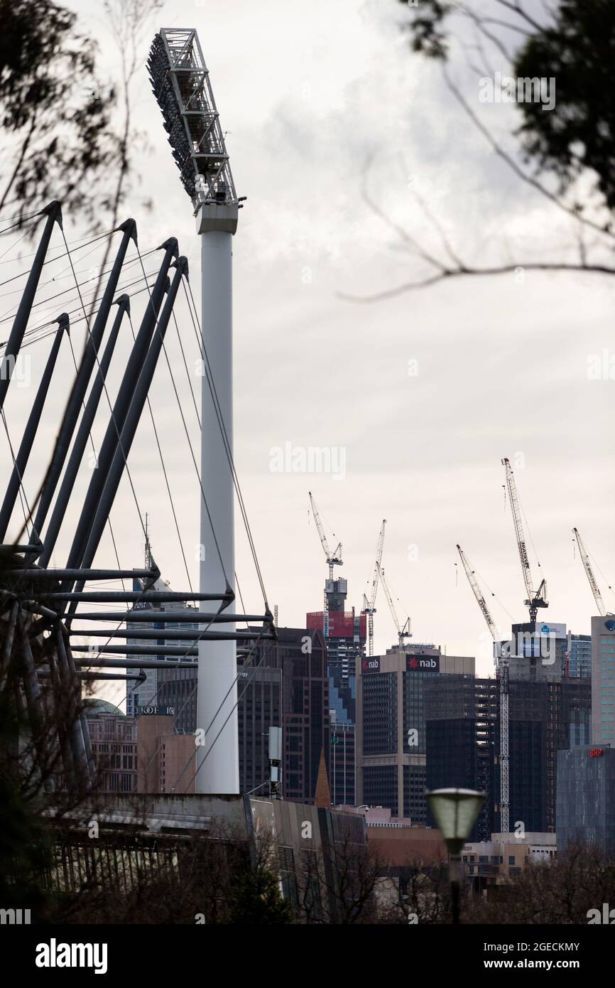 Melbourne, Australia, 2 settembre 2020. Una vista della città vista dal MCG che mostra l'entità della costruzione in corso nel CBD che ora è impiccato in equilibrio come Daniel Andrews detiene lo stato di Victoria per riscatto durante COVID-19 a Melbourne, Australia. Il governo laburista del Premier Daniel Andrews ha concesso un'estensione di sei mesi al loro Stato di emergenza. Sotto questi poteri, il governo non deve giustificare la propria risposta alla pandemia o deve far fronte ad alcun controllo. Rischia la continuazione di eventi importanti a Victoria e farà precipitare lo stato nella più profonda recessione Foto Stock