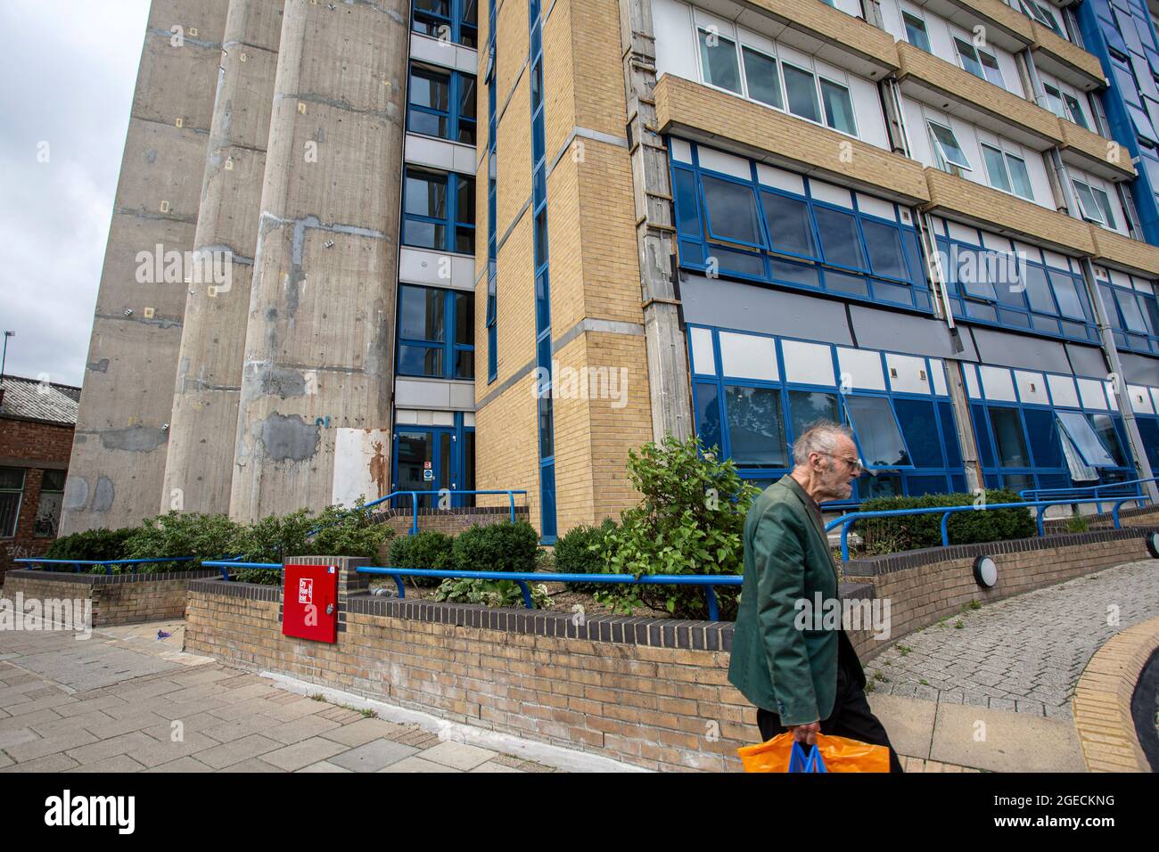UK ,Kent,Bromley il 14 agosto: Residenti sta passando Northpoint edificio è ciò che viene riparato rimuovendo il rivestimento. Foto Stock