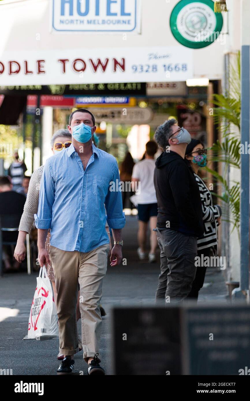 Melbourne, Australia, 28 ottobre 2020. Una vista di Errol Street North Melbourne come negozi e ospitalità riapre durante COVID-19 a Melbourne, Australia. Melbourne riapre. Alcune restrizioni sono state attenuate oggi che ha visto molti ospitalità e commercio al dettaglio riavviare dopo molti mesi in ibernazione. Credit: Dave Hewison/Speed Media/Alamy Live News Foto Stock