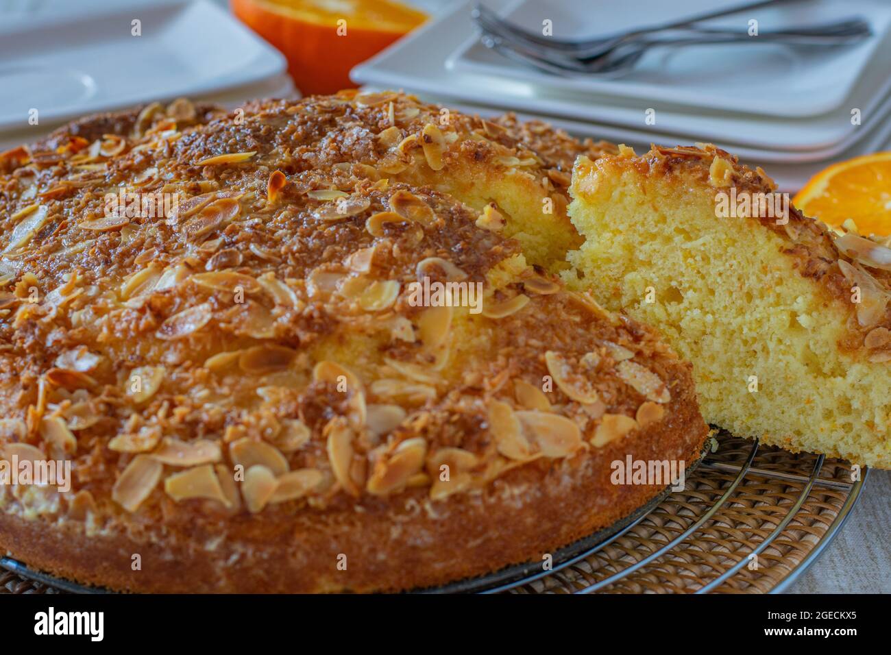 Torta all'arancia di mandorle servita su un tavolo. Vista closeup con sfondo del tavolo Foto Stock