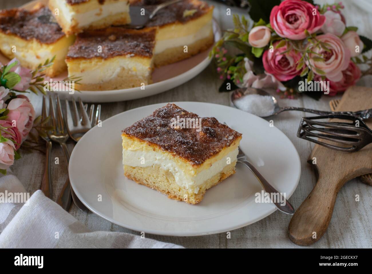 Torta di quark o formaggio tedesco chiamato Eierschecke. Dolce a base di dolci tradizionali e deliziosi della Germania. Servita al tavolo Foto Stock