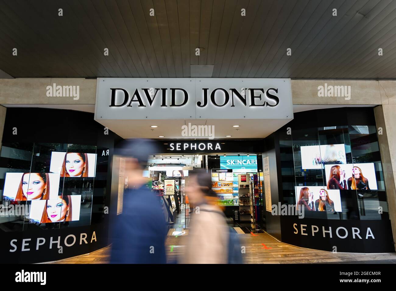 Melbourne, Australia, 21 giugno 2020. MELBOURNE, AUSTRALIA - Giugno 21: Una vista dell'entrata principale del David Jones Department Store in Bourke Street, mentre le restrizioni sono in corso di inasprimento a Victoria durante il COVID 19 il 21 Giugno 2020 a Melbourne, Australia. Una delle più grandi compagnie assicurative australiane non fornirà più copertura ai fornitori di rivenditori in difficoltà Myer e David Jones dopo aver deeming il settore dei grandi magazzini tradizionali troppo rischioso da assicurare. In una lettera inviata da QBE Insurance ai fornitori, l’assicuratore da 13.5 miliardi di dollari ha dichiarato che non avrebbe più fornito un’assicurazione sul credito commerciale a Myer o David Jones Foto Stock