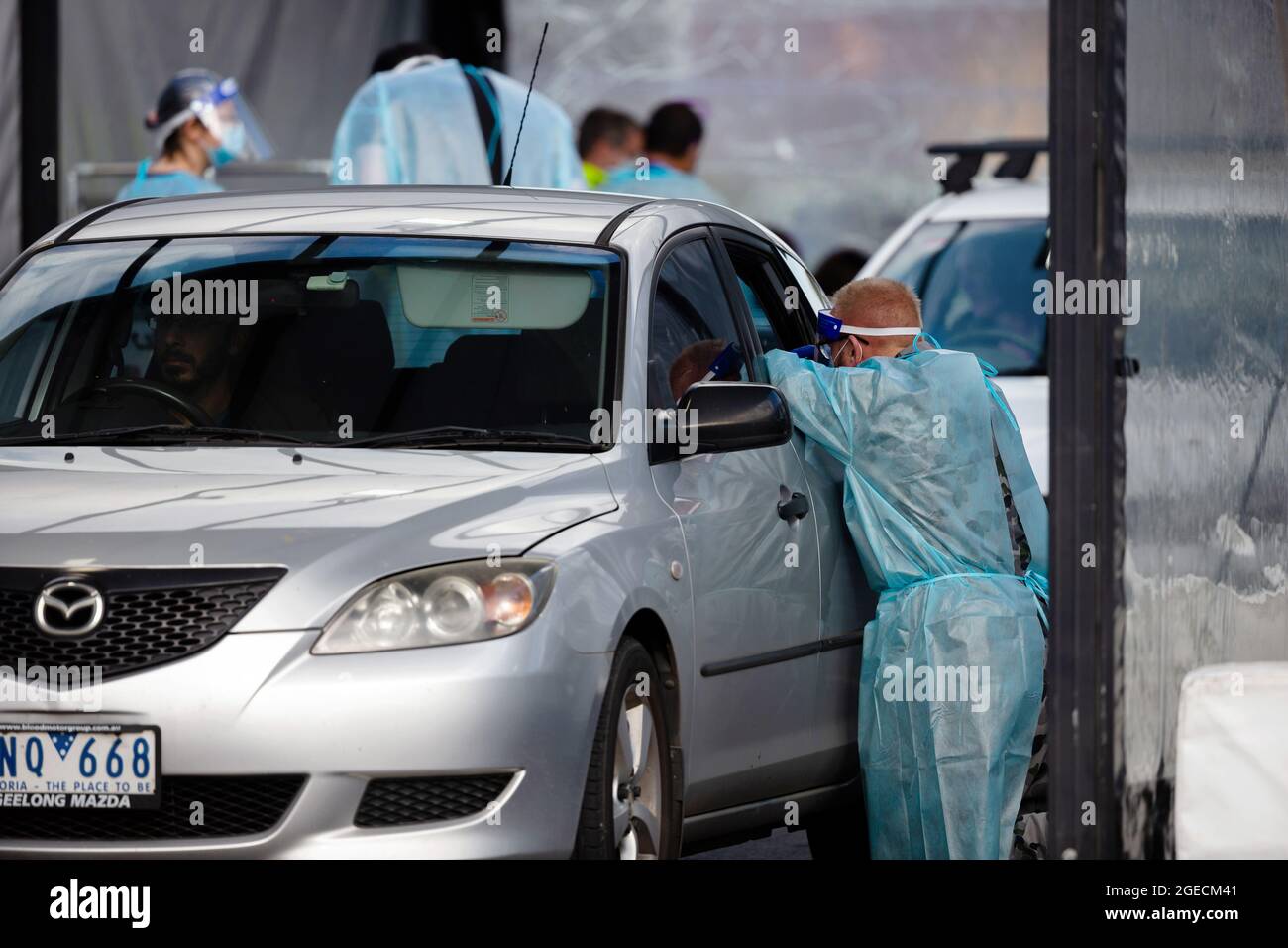 Melbourne, Australia, 27 giugno 2020. Il personale medico e militare sono visti condurre test presso il nuovo sito di Mobile Testing di CB Smith Reserve Fawkner, come le persone vengono in gran numero per ottenere test durante COVID-19 il 27 giugno 2020 a Melbourne, Australia. In un preoccupante aumento dei casi positivi dei test di Coronavirus a Victoria, che sta sembendo timori di una seconda ondata del Premier di Stato, Daniel Andrews ha annunciato la scorsa settimana che un blitz di test mirato sarebbe stato lanciato ieri (26 giugno) attraverso dieci sobborghi mirati a zero in trasmissione comunitaria. Per la quindicina successiva, 10,000 tes Foto Stock