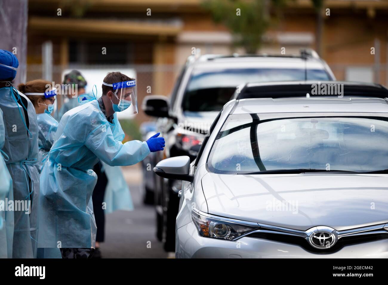 Melbourne, Australia, 27 giugno 2020. Il personale militare è visto condurre test presso il nuovo sito di Mobile Testing di CB Smith Reserve Fawkner, mentre le persone vengono in gran numero per ottenere test durante COVID-19 il 27 giugno 2020 a Melbourne, Australia. In un preoccupante aumento dei casi positivi dei test di Coronavirus a Victoria, che sta sembendo timori di una seconda ondata del Premier di Stato, Daniel Andrews ha annunciato la scorsa settimana che un blitz di test mirato sarebbe stato lanciato ieri (26 giugno) attraverso dieci sobborghi mirati a zero in trasmissione comunitaria. Per le prossime due settimane saranno condotti 10,000 test Foto Stock
