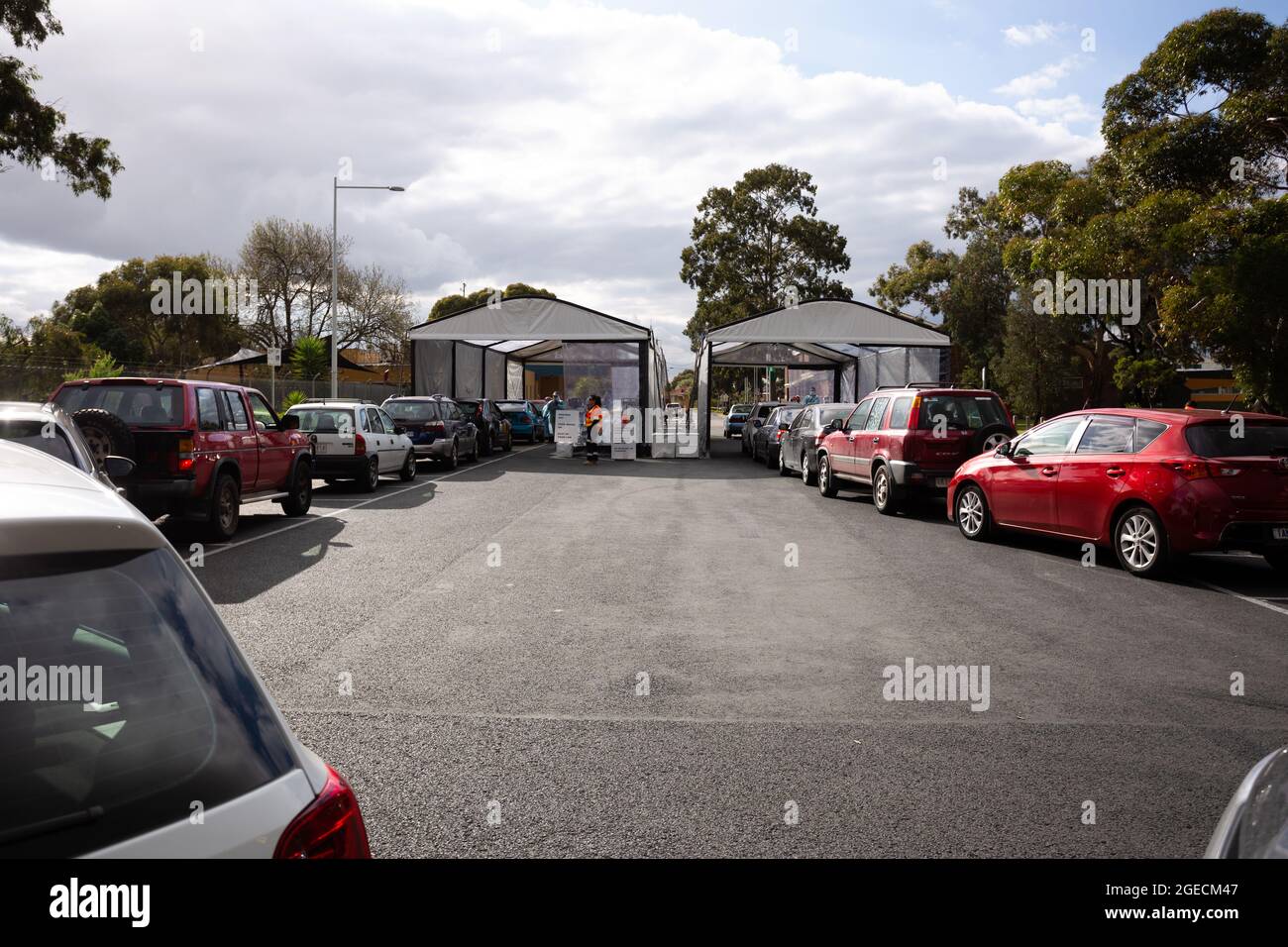 Melbourne, Australia, 27 giugno 2020. Il caos e la confusione si tramontano nel fatto che centinaia di auto piene di intere famiglie si allineano al sito di Mobile Testing di Fawkner durante il COVID-19 del 27 giugno 2020 a Melbourne, Australia. In un preoccupante aumento dei casi positivi dei test di Coronavirus a Victoria, che sta sembendo timori di una seconda ondata del Premier di Stato, Daniel Andrews ha annunciato la scorsa settimana che un blitz di test mirato sarebbe stato lanciato ieri (26 giugno) attraverso dieci sobborghi mirati a zero in trasmissione comunitaria. Per la prossima quindicina di giorni, 10,000 prove saranno condotte attraverso Keilor Downs, Broadmeado Foto Stock