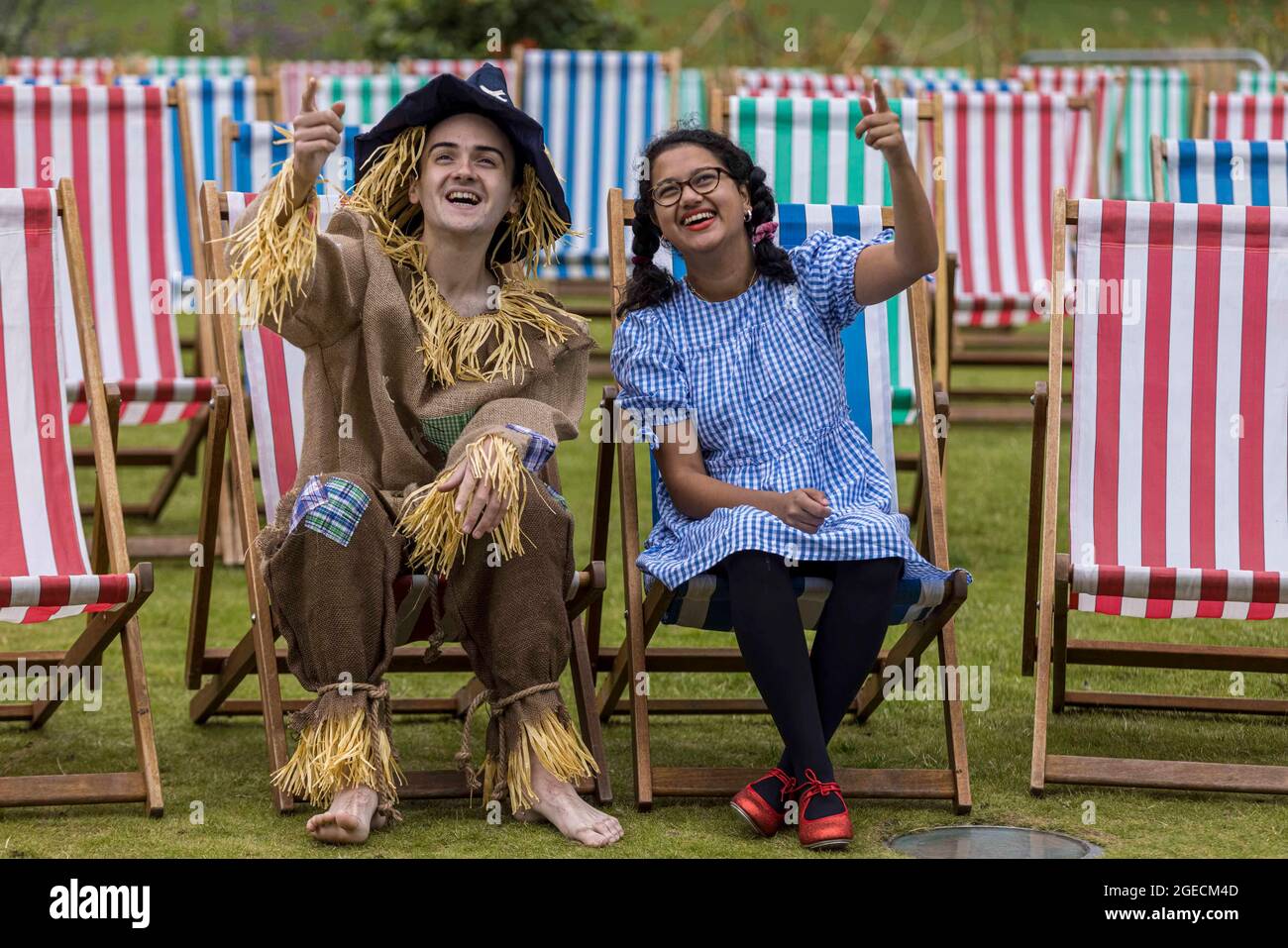 Edimburgo, Regno Unito. 19 agosto 2021 nella foto: Un programma gratuito di classici cinematografici, il Film Fest in the City, si svolge a St Andrews Square di Edimburgo come parte del Festival Internazionale del Cinema di Edimburgo. L'evento prevede film tra cui The Wizard of Oz, Star Wars e Casablanca Credit: Rich Dyson/Alamy Live News Foto Stock