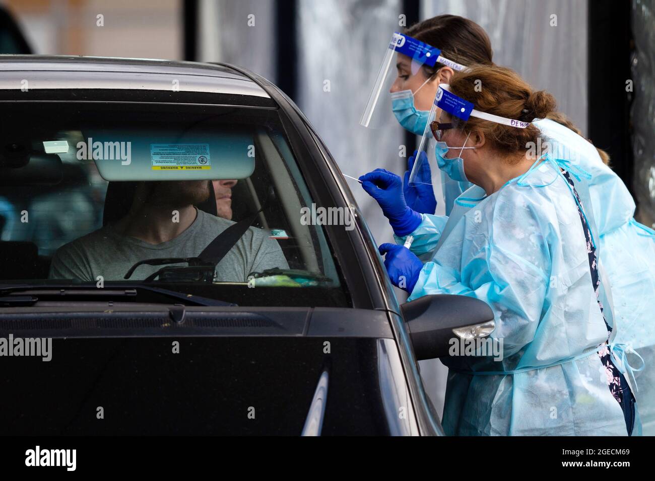 Melbourne, Australia, 27 giugno 2020. Il personale medico, compreso il personale militare, è visto condurre i test presso il nuovo sito di test mobile presso la CB Smith Reserve Fawkner, mentre le persone vengono in gran numero per ottenere i test durante il COVID-19 il 27 giugno 2020 a Melbourne, Australia. In un preoccupante aumento dei casi positivi dei test di Coronavirus a Victoria, che sta sembendo timori di una seconda ondata del Premier di Stato, Daniel Andrews ha annunciato la scorsa settimana che un blitz di test mirato sarebbe stato lanciato ieri (26 giugno) attraverso dieci sobborghi mirati a zero in trasmissione comunitaria. Per la quindicina successiva, 10, Foto Stock