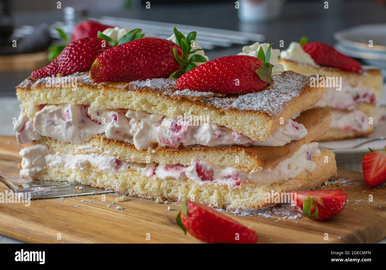 Torta di crema di fragole fatta in casa su sfondo rustico tavolo Foto Stock