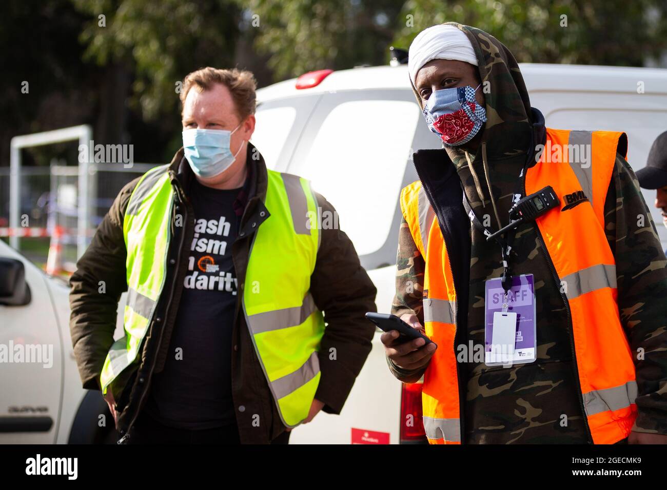 Melbourne, Australia, 10 luglio 2020. Il segretario del consiglio della Victorian Trades Hall, Luke Hilakari (a sinistra) guarda con un funzionario (a destra) mentre un camion pieno di carne arriva ad Alfred Street durante il COVID-19 il 10 luglio 2020 a Melbourne, Australia. L'ex leader del lavoro federale Bill accorciare, insieme agli alleati stretti della Trades Hall aiutano a consegnare la carne di Halal, fornita da Macca Halal Foods alle torri della commissione immobiliare chiuse a chiave a seguito di un'epidemia di coronavirus rilevata all'interno del complesso. Il signor abbreviato è riuscito a utilizzare il suo alto profilo per garantire che il cibo non sia stato allontanato dalla polizia in modo che si trasformasse in cibo Foto Stock