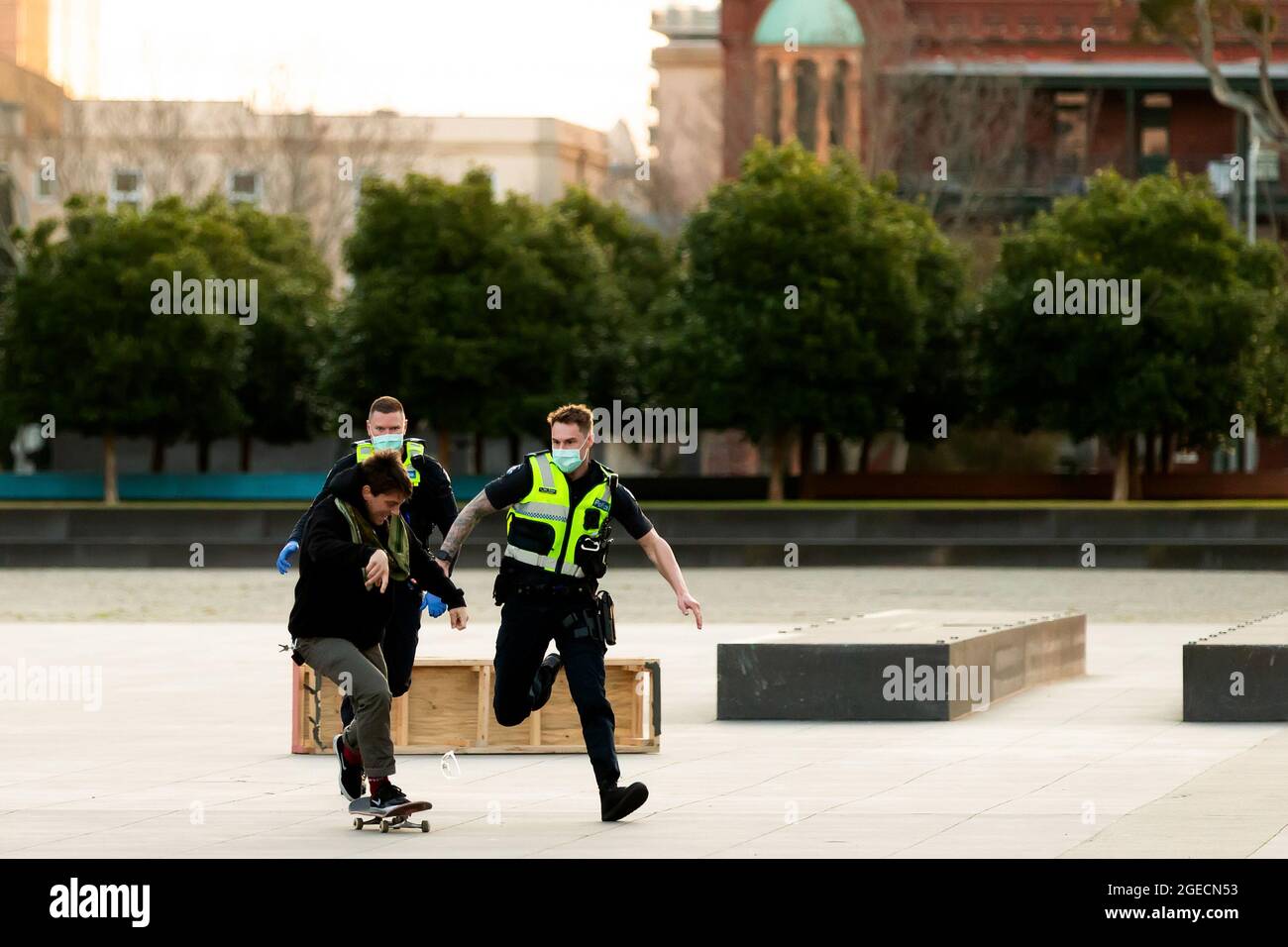 Melbourne, Australia, 29 luglio 2020. Gli ufficiali di polizia danno la caccia a uno skateboarder che si rifiutò di indossare un facemask. Si sono incontrati con un torrente di abusi e l'uomo ha resistito all'arresto. L'uomo fu infine arrestato e poi rilasciato. Man mano che vengono scoperti numerosi nuovi casi di Coronavirus, il Metropolitan Melbourne e la Mitchell Shire restano soggetti alle restrizioni della fase 3, mentre il 23 luglio le maschere facciali sono rese obbligatorie. 295 nuovi casi sono stati individuati durante la notte portando il numero totale di casi attivi degli stati a 4,775. Credit: Dave Hewison/Speed Media/Alamy Live News Foto Stock