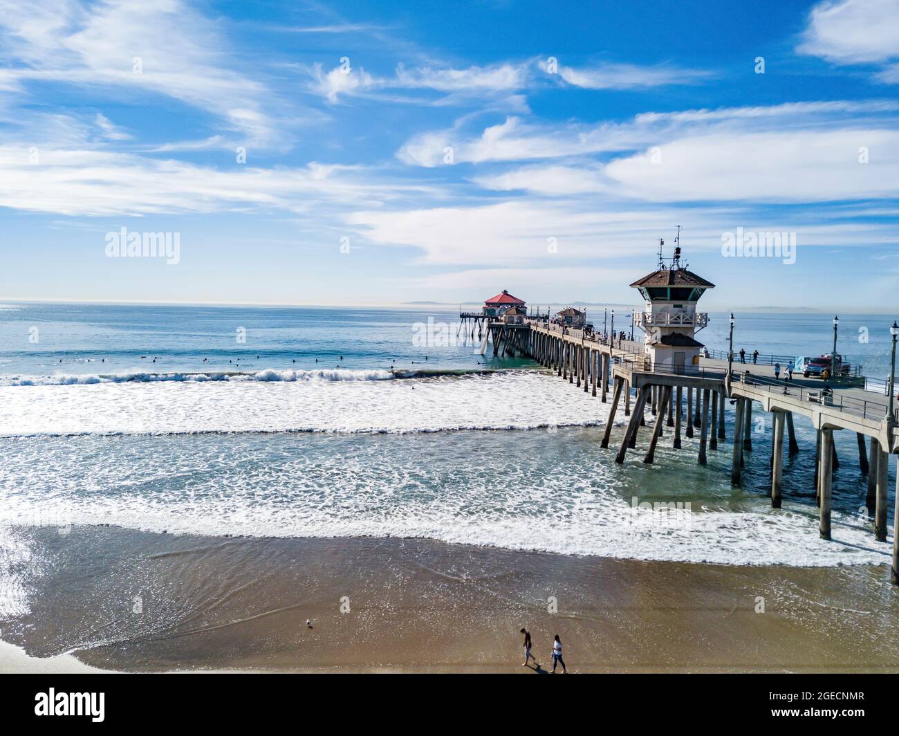 Vista in elevazione della spiaggia e il molo Huntington Beach, Orange County, California Foto Stock