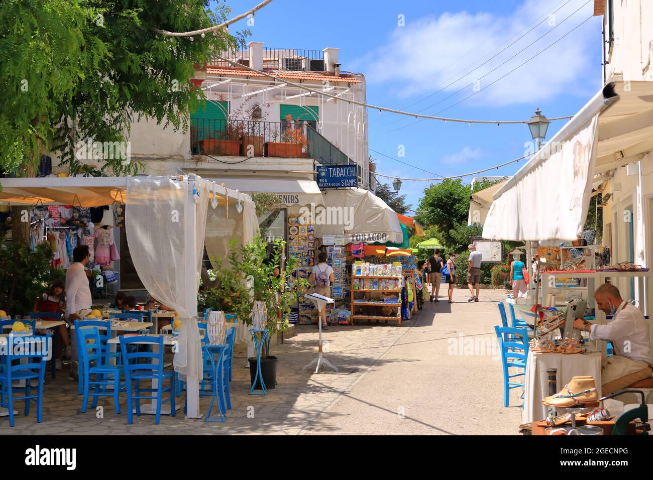 14 2021 luglio - Capri, Italia: Bella stradina della città di Anacapri, città mediterranea con alberi fioriti e case bianche Foto Stock