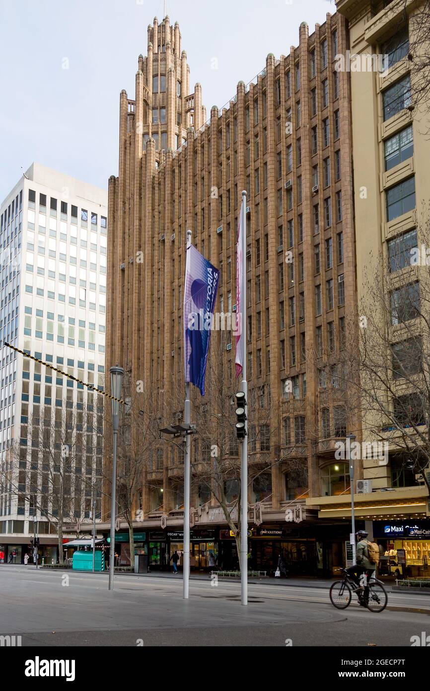 Melbourne, Australia, 4 agosto 2020. Una vista di Swanston Street che mette in evidenza quanto sia diventata tranquilla durante il COVID-19 a Melbourne, Australia. In appena 24 ore, Melbourne cadrà nell'imposizione del pieno effetto di Daniel Andrews Stage 4 COVID-19 restrizioni. Rivenditori, servizi, costruzioni e molti altri saranno oggetto di scambi per l'ultima volta domani prima di essere costretti a chiudere per almeno le prossime 6 settimane, con molti difficilmente riapriranno. Ciò avviene poiché 439 nuovi casi sono stati scoperti durante la notte con 13 morti tutti che erano pazienti alle strutture di cura anziano. Credito: Dave Hewison Foto Stock