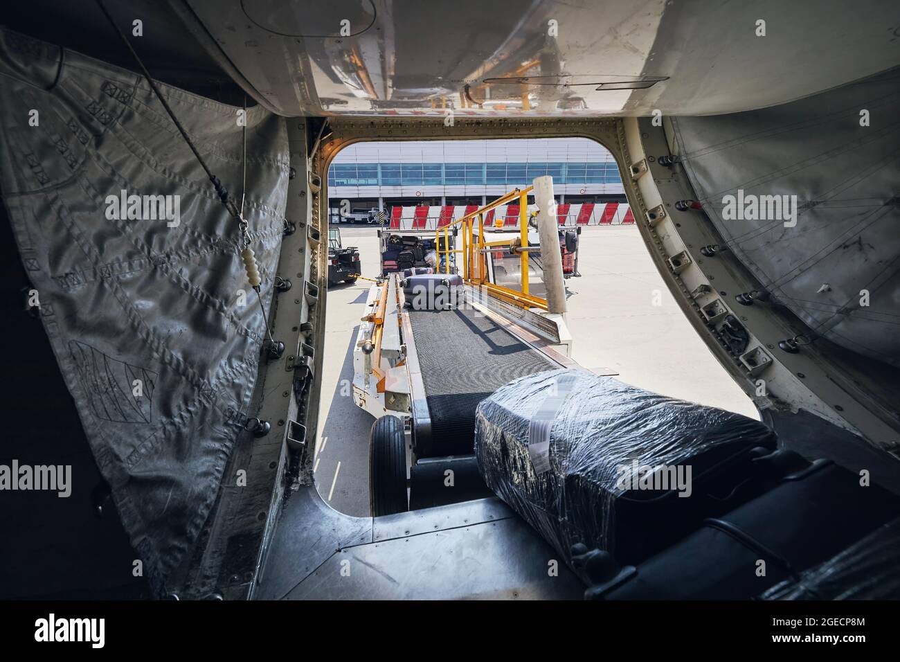 Carico di bagagli in aereo. Valigie su nastro trasportatore in piano. Foto Stock