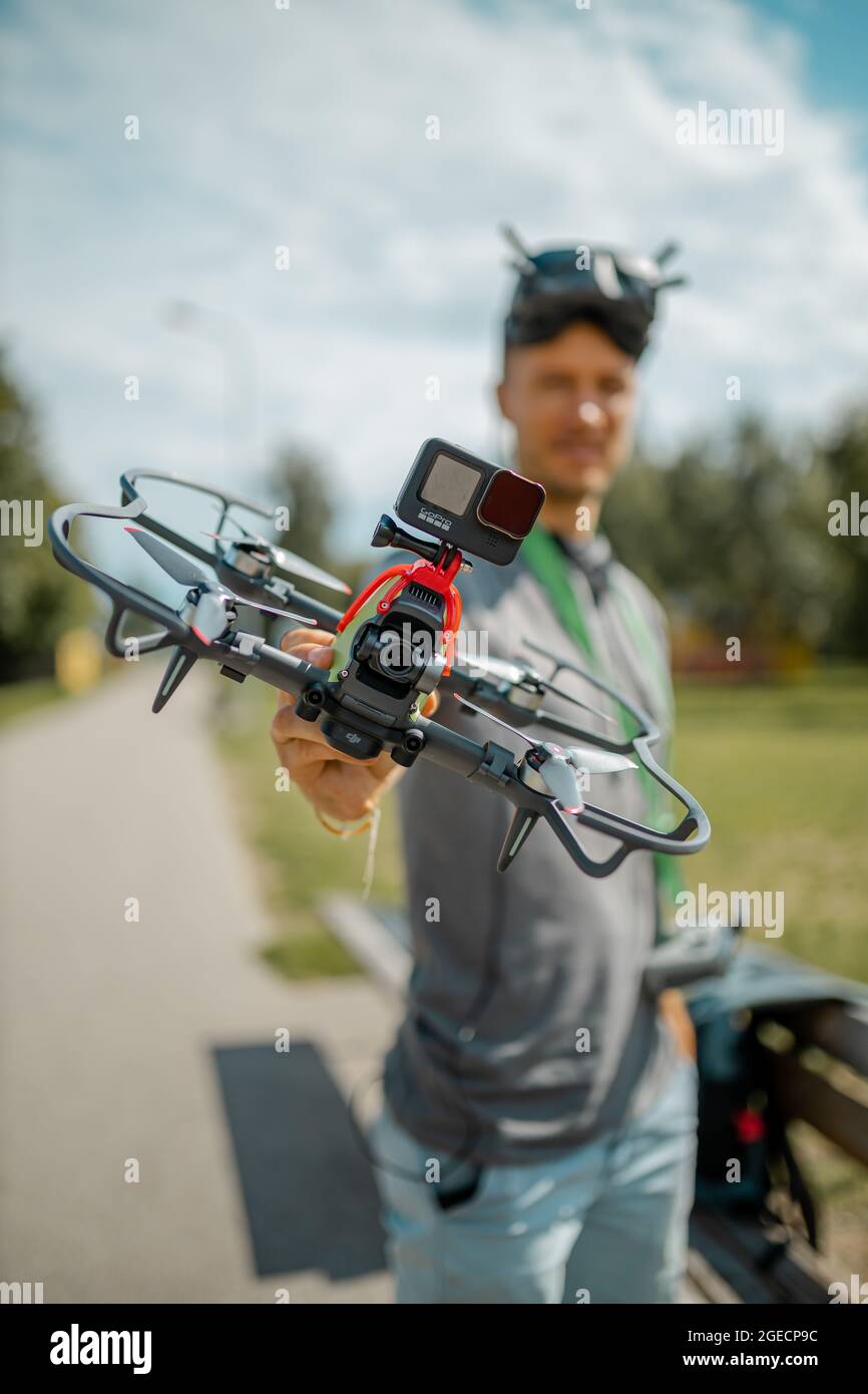 Drone da corsa. Drone da corsa ad alta velocità DJI FPV con una GoPro montata sopra di esso Foto Stock