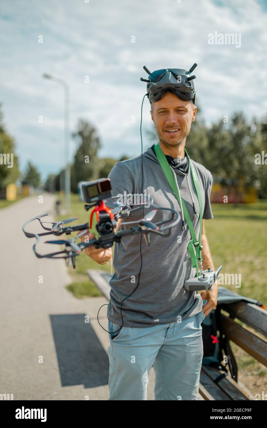 Drone da corsa. Drone da corsa ad alta velocità DJI FPV con una GoPro montata sopra di esso Foto Stock