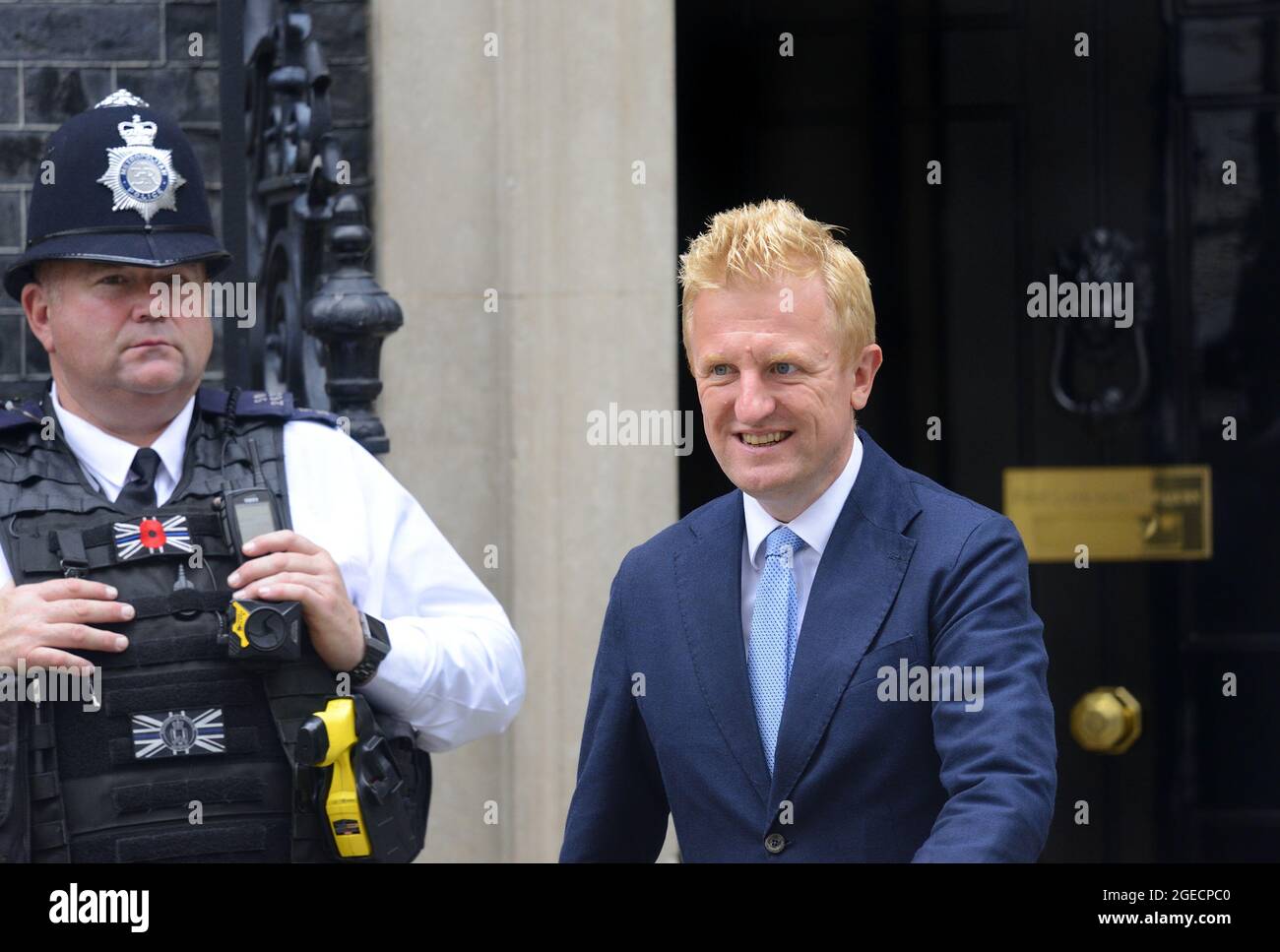 Oliver Dowden MP - Segretario di Stato per il digitale, la cultura, i media e lo sport - a Downing Street per un incontro, il 18 agosto 2021 Foto Stock