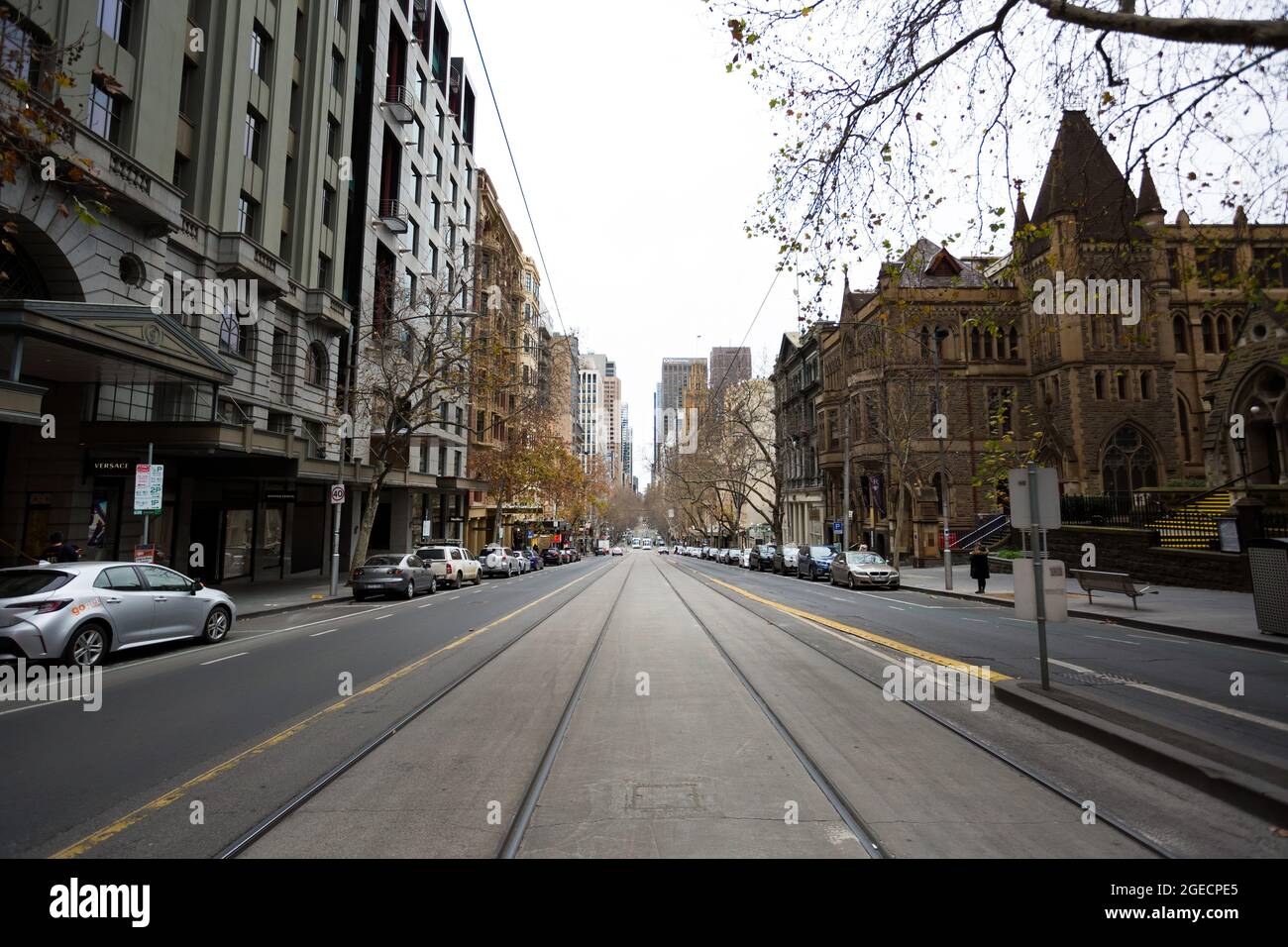 Melbourne, Australia, 7 agosto 2020. Una vista di Collins Street durante l'ora di punta durante il COVID-19 a Melbourne, Australia. Le restrizioni della fase 4 continuano a Melbourne mentre la vita si esaurisce lontano dalla città, ora che vengono applicati i permessi di lavoro. Il Premier Daniel Andrews ancora una volta non è riuscito a rispondere alle domande sui fallimenti delle sue amministrazioni che hanno portato a oltre 180 morti nel suo stato. Victoria ha registrato ulteriori 450 nuove infezioni COVID-19 insieme a 11 decessi durante la notte. Credit: Dave Hewison/Speed Media/Alamy Live News Foto Stock