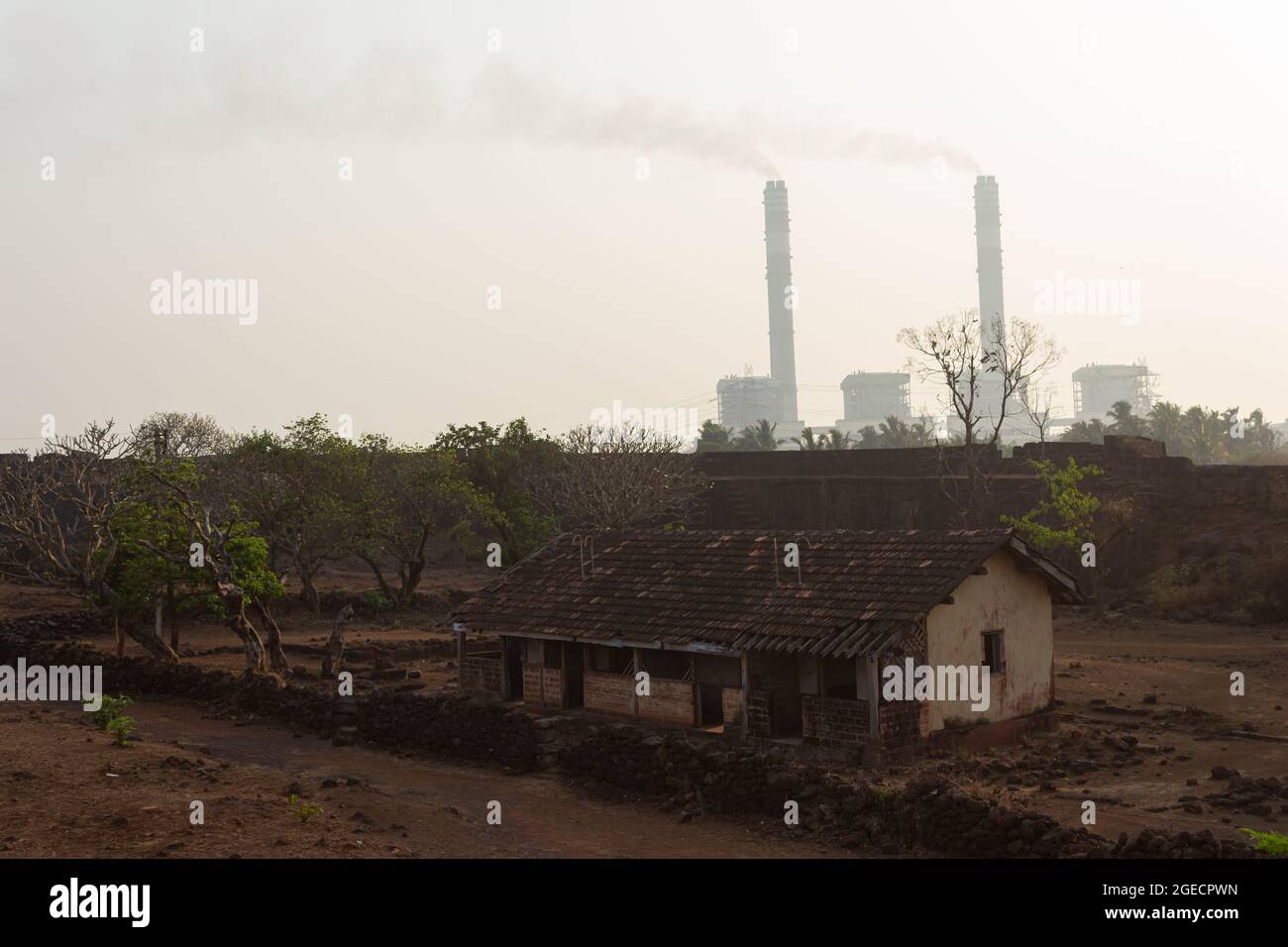 le fotografie che mostrano l'inquinamento atmosferico di fabbrica, camino di fumo. inquinamento industriale. India. Foto Stock