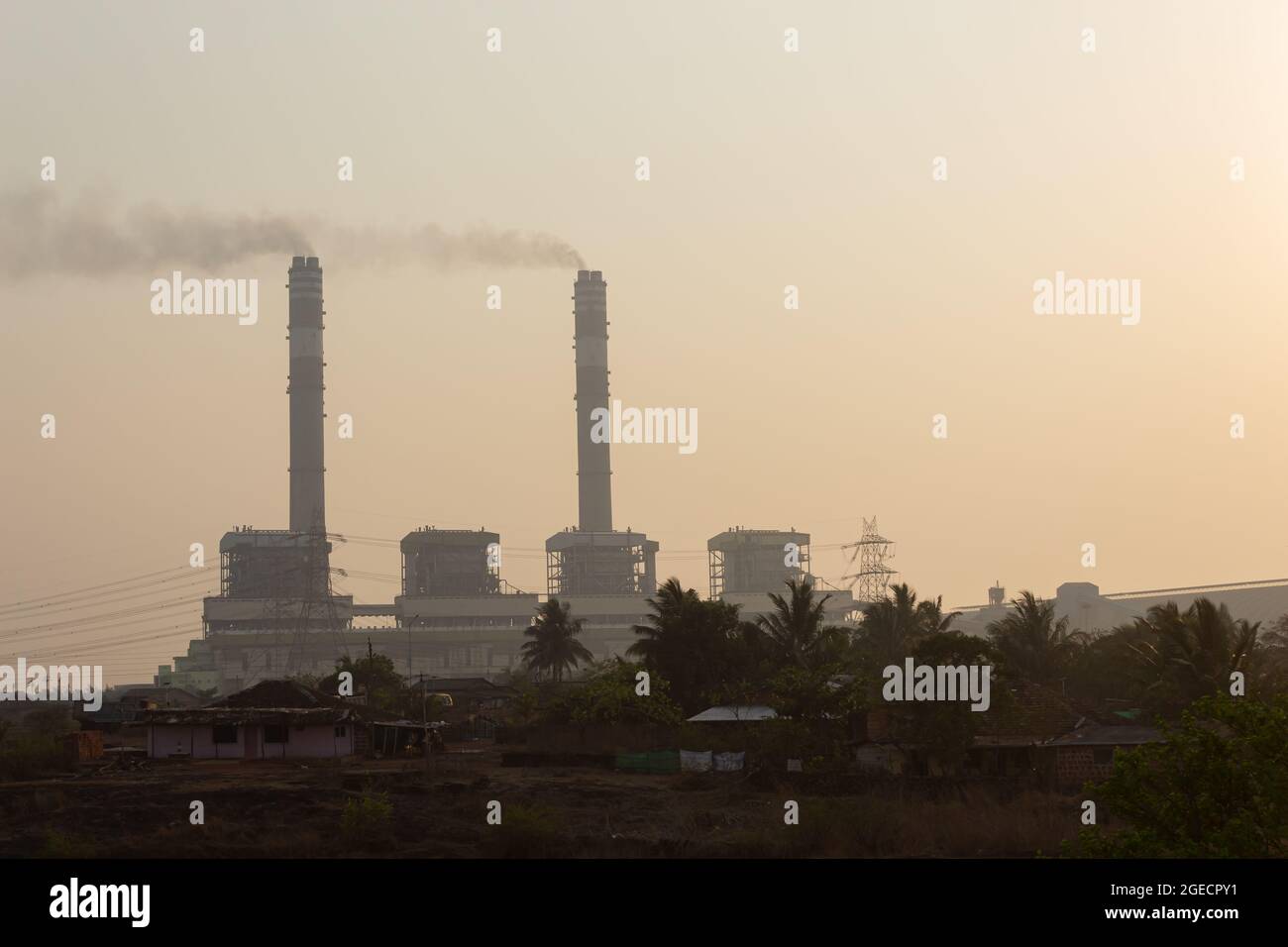 le fotografie che mostrano l'inquinamento atmosferico di fabbrica, camino di fumo. inquinamento industriale. India. Foto Stock