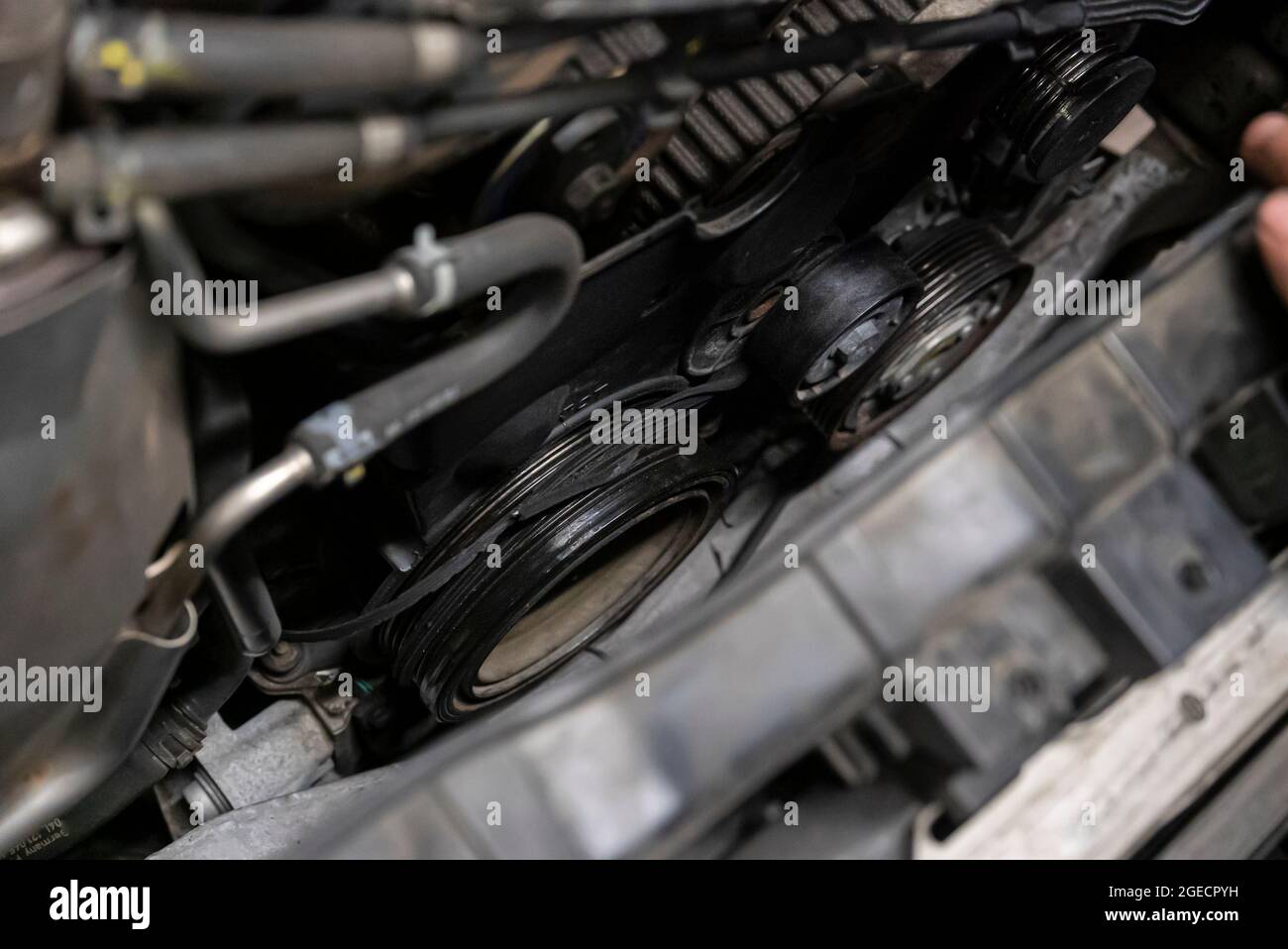 Dettaglio della cinghia rotta nel motore dell'auto Foto stock - Alamy