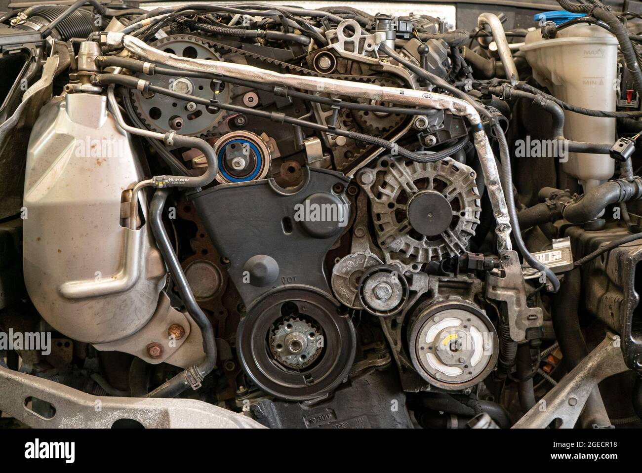 Dettaglio del motore dell'auto smontato per la manutenzione Foto Stock