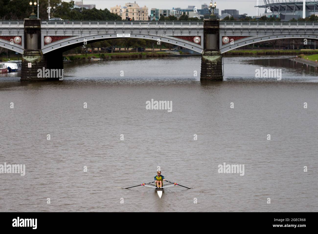 Melbourne, Australia, 14 agosto 2020. Nonostante la nautica da diporto sia vietata in base alle restrizioni dello stato 4, un vogatore in un unico scull è visto sul fiume Yarra con il Ponte dei principi visto sullo sfondo durante il COVID-19 a Melbourne, Australia. Victoria ha registrato 14 decessi correlati a COVID, tra cui un 20 anni, che hanno segnato il più giovane a morire di Coronavirus in Australia, e altri 372 nuovi casi durante la notte. (Foto di Dave Hewison/Speed Media) Credit: Dave Hewison/Speed Media/Alamy Live News Foto Stock