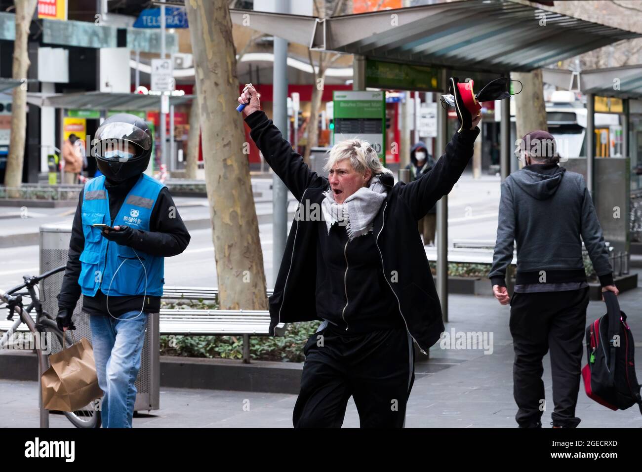 Melbourne, Australia, 25 agosto 2020. L'homelessness e la salute mentale sta diventando un problema enorme a Melbourne come una donna è vista urlare e gridare mentre la gente del posto cammina vicino. (Foto di Dave Hewison/Speed Media) Credit: Dave Hewison/Speed Media/Alamy Live News Foto Stock