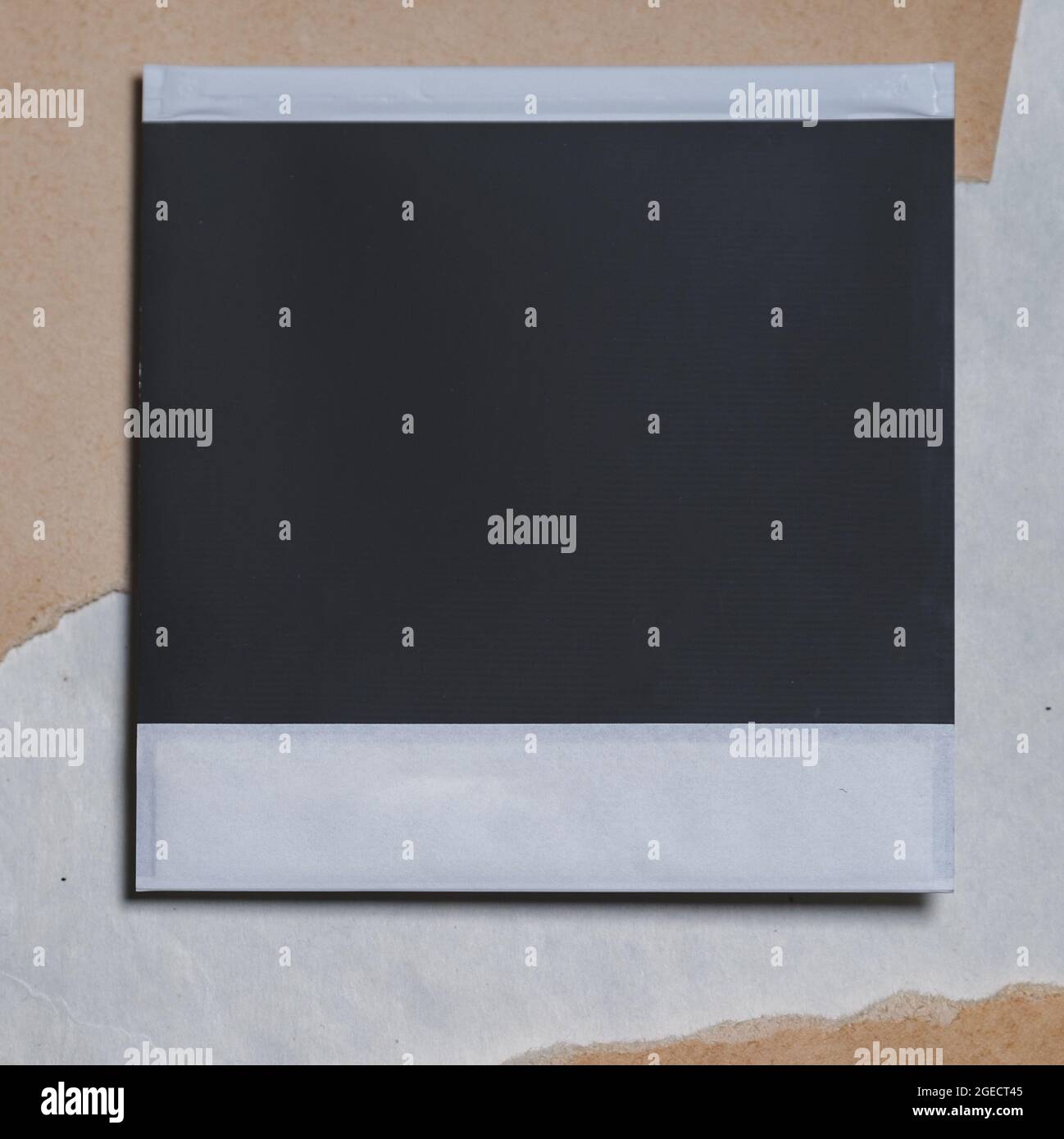 Cornice fotografica vuota su sfondo marrone come modello per il design. Cartolina fotografica con spazio per il logo Foto Stock