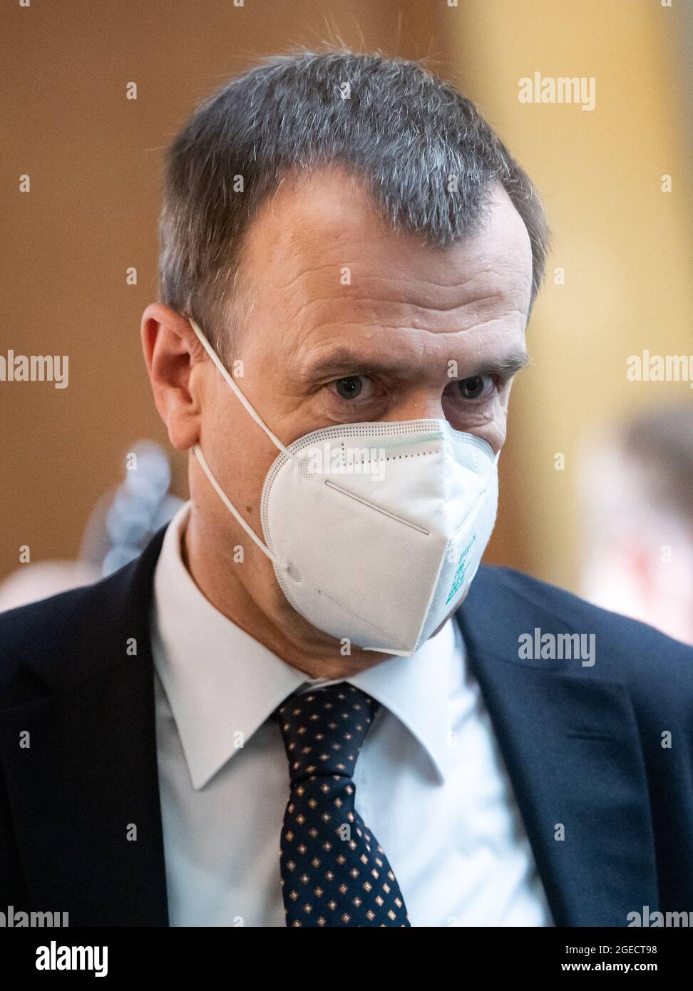 Berlino, Germania. 19 agosto 2021. Johannes Geismann, Segretario di Stato e Coordinatore dell'intelligence presso la Cancelleria federale, proviene dalla sessione speciale del gruppo parlamentare di controllo sull'Afghanistan nel Bundestag tedesco. Il gruppo parlamentare di controllo (PKGr) vuole chiarire perché i servizi di intelligence tedeschi e stranieri da tempo sottovalutano la portata e la velocità della rapida vittoria dei talebani. Il PKGr è responsabile del controllo dei servizi di intelligence del governo federale. Credit: Bernd von Jutrczenka/dpa/Alamy Live News Foto Stock