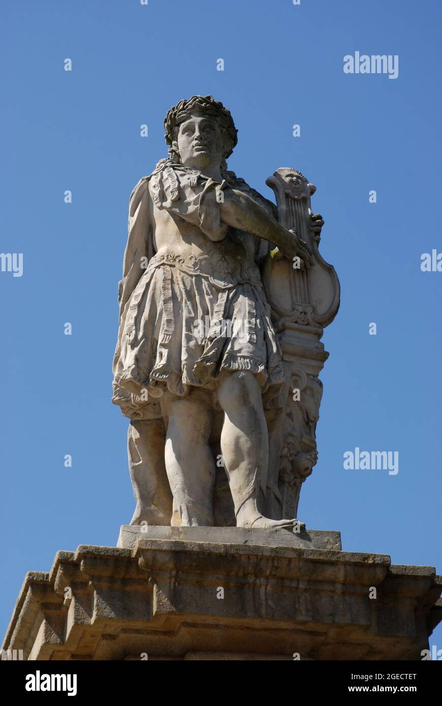 Walbrzych, bassa Slesia, Polonia, figura mitologica, Apollo suona una lira nel cortile onorario del Castello di Ksiaz Foto Stock