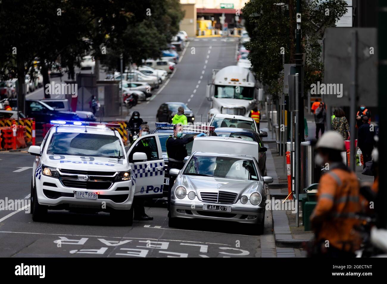 Melbourne, Australia, 9 settembre 2020. La polizia si vede alla ricerca del bagagliaio di una macchina durante COVID-19 a Melbourne, Australia. Victoria registra altri 76 casi di Coronavirus nelle ultime 24 ore, un aumento da ieri insieme a 11 morti. Questo avviene tra le notizie che AstraZeneca sospende lo studio sui vaccini. Credit: Dave Hewison/Speed Media/Alamy Live News Foto Stock