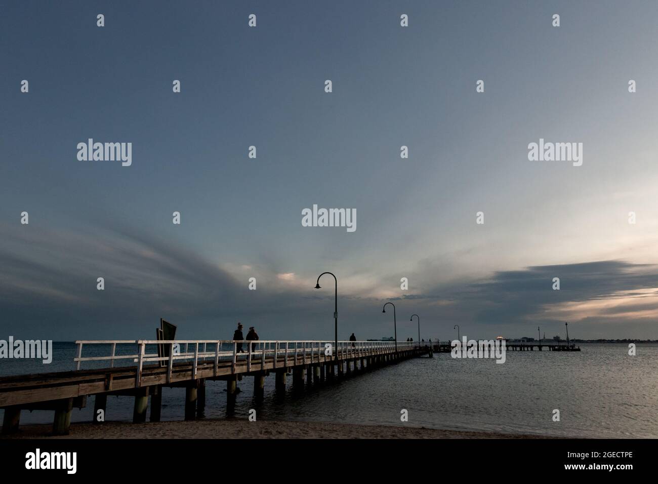 Melbourne, Australia, 8 settembre 2020. Il sole tramonta sul Lagoon Pier mentre la gente del posto apprezza la fine di una calda giornata di primavera durante il COVID-19 a Melbourne, Australia. I Melbourniani godono del sole mentre lo Stato di Victoria si tuffa più in profondità nella recessione con una depressione che sembra più probabile, la fiducia nel governo Andrews sta vacillando nel rilascio della loro Road Map fuori dei mondi più draconiani e più a lungo termine restrizioni. La comunità medica ha colpito contro il Premier Daniel Andrews suggerendo il suo approccio di visione tunnel sta causando più danni della malattia. Victoria registrò altri 41 Foto Stock