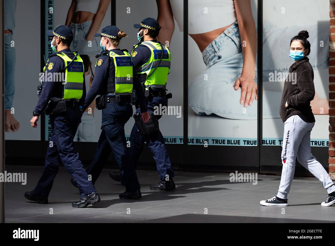 Melbourne, Australia, 9 settembre 2020. Polizia pattuglia Bourke Street Mall durante COVID-19 a Melbourne, Australia. Victoria registra altri 76 casi di Coronavirus nelle ultime 24 ore, un aumento da ieri insieme a 11 morti. Questo avviene tra le notizie che AstraZeneca sospende lo studio sui vaccini. Credit: Dave Hewison/Speed Media/Alamy Live News Foto Stock