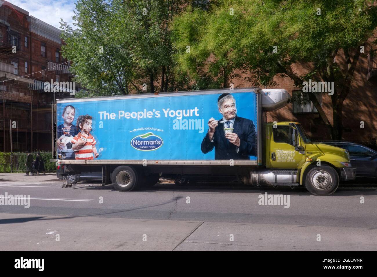 Un camion di consegna per i prodotti lattiero-caseari Kosher di Norman realizzati con cholov Yisroel, supervisionato latte Kosher. Su Bedford Avenue a Williamsburg, Brooklyn, New York. Foto Stock