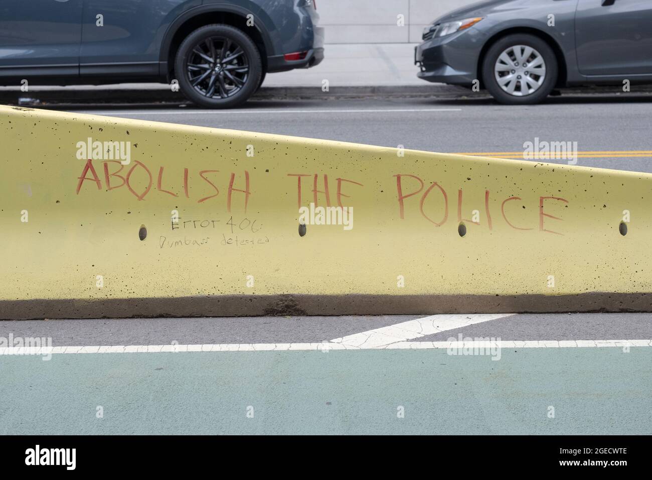 Un segno su un divisore di traffico che chiama il concetto di abolire la polizia un'idea stupida. Foto Stock