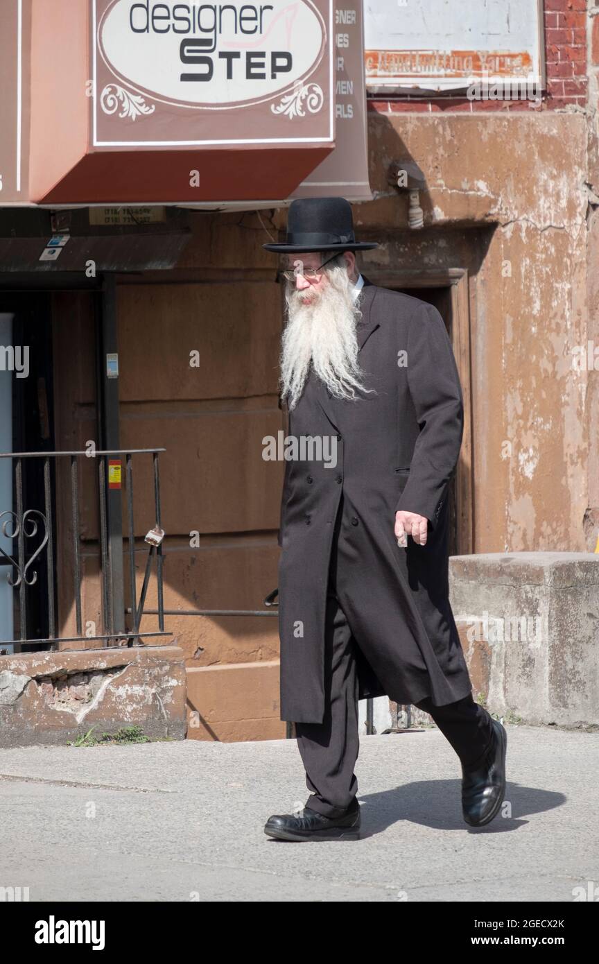 Un anziano ebreo ortodosso, probabilmente un rabbino, cammina su Lee Avenue a Williamsburg, Brooklyn, New York City. Foto Stock
