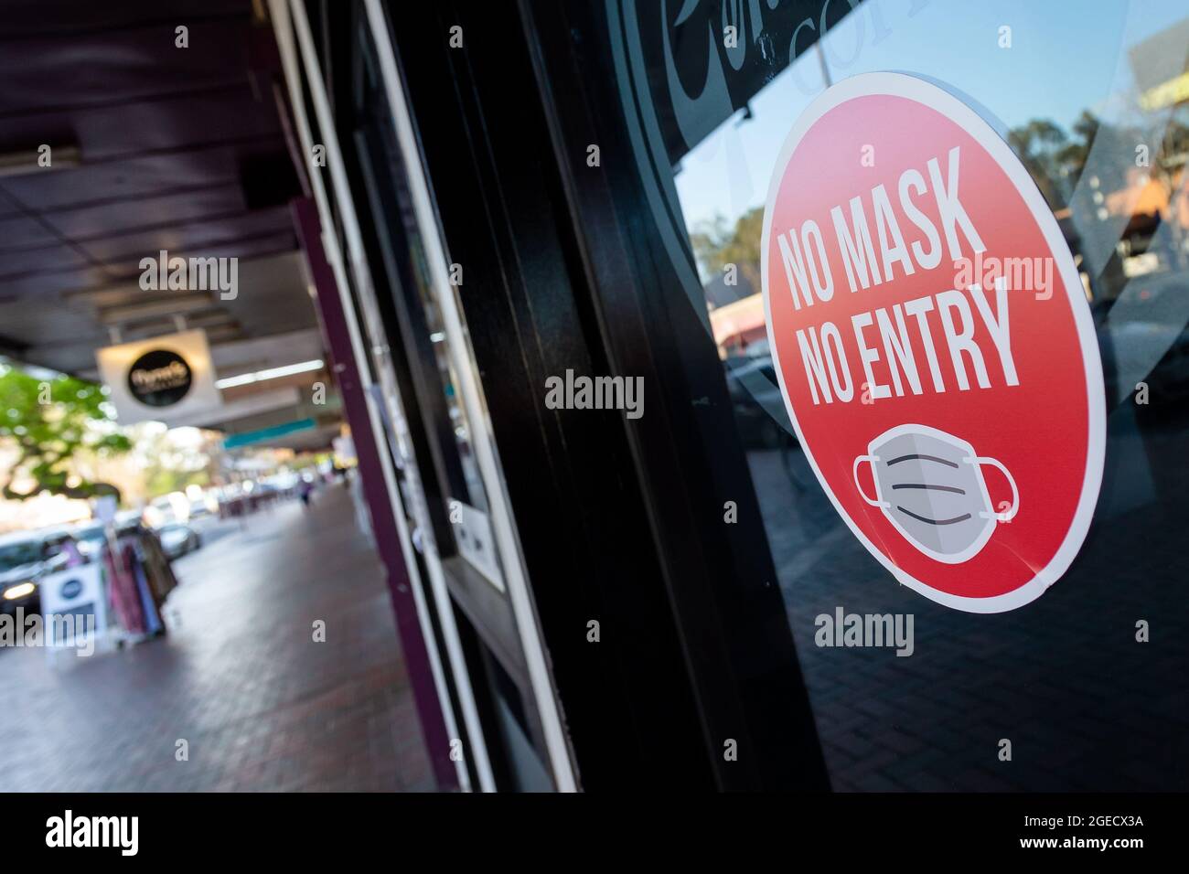 Wangaratta, Australia, 2 ottobre 2020. Un cartello "No Mask, No Entry" è visibile in un negozio al dettaglio durante il COVID-19 a Wangaratta, Australia. POICHÉ le restrizioni sono attenuate in tutta la regione Victoria, le aziende lottano per riprendersi dopo alcuni dei blocchi più rigidi e inutili del mondo. Credit: Dave Hewison/Speed Media/Alamy Live News Foto Stock