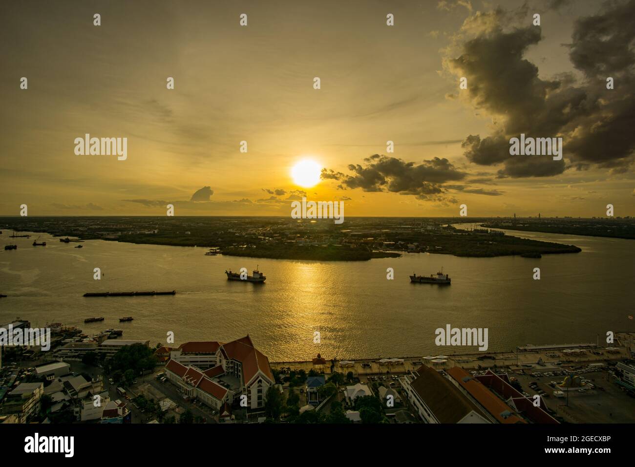 Vista dall'alto di Samut Prakan, Thailandia. Tramonto sul fiume Chao Phraya, cielo arancione. Foto Stock