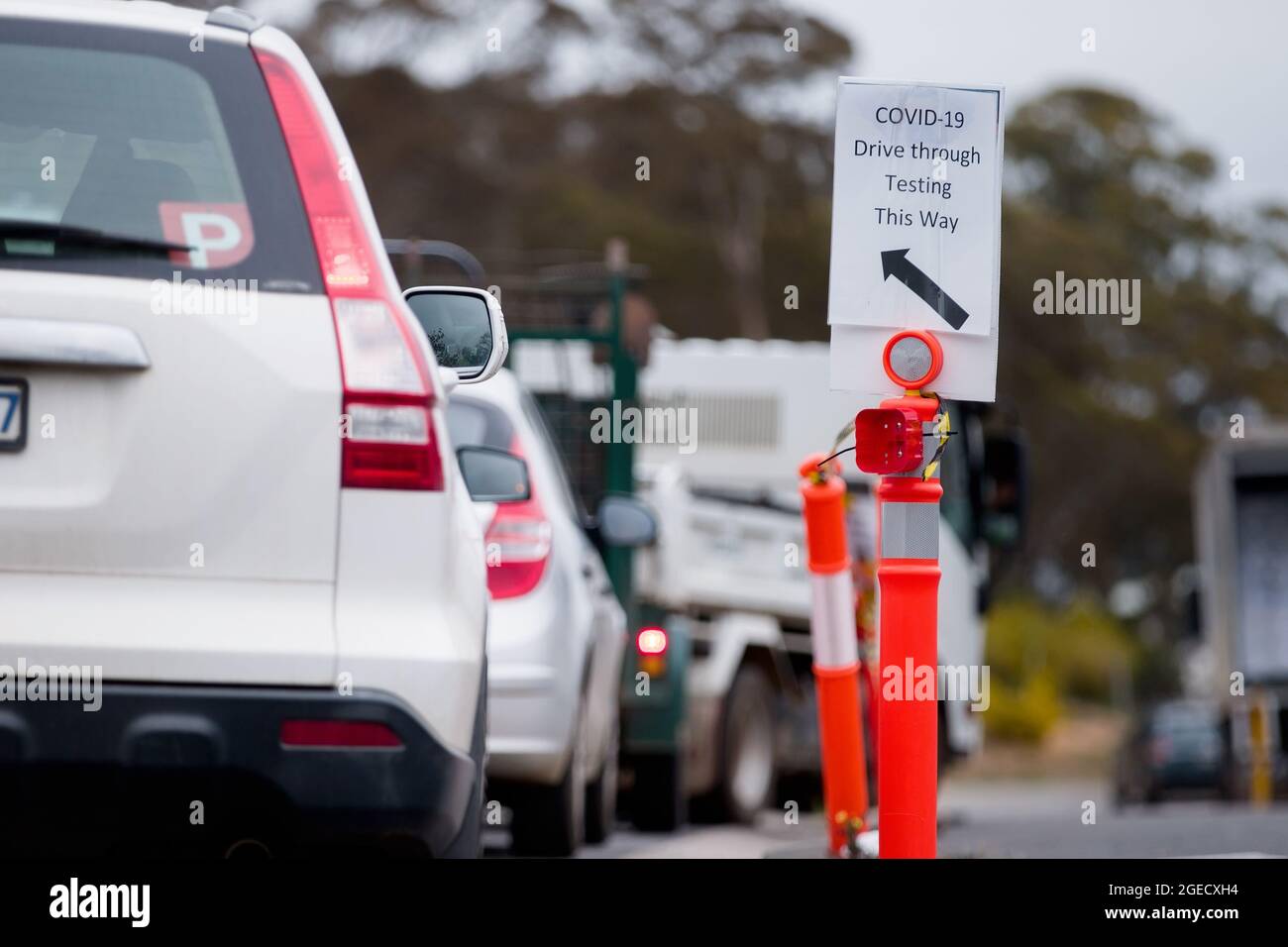 Melbourne, Australia, 6 ottobre 2020. Le auto si allineano al sito di test mobile del Kilmore Hospital, dove ai residenti è stato chiesto di essere testati immediatamente in caso di epidemia in città durante il COVID-19 a Kilmore, Australia. Un focolaio iniziato a Chadstone a Melbourne si è diffuso fino a Benalla. Ventotto persone legate all'epidemia hanno ora dato risultati positivi per COVID-19. Ci sono ora due casi confermati a Kilmore legati ad un residente di Melbourne che ha portato il virus in città. La persona ha visitato l'Odd Fellows Cafe a Kilmore che gli ha portato a diffondere il virus ad a s. Foto Stock