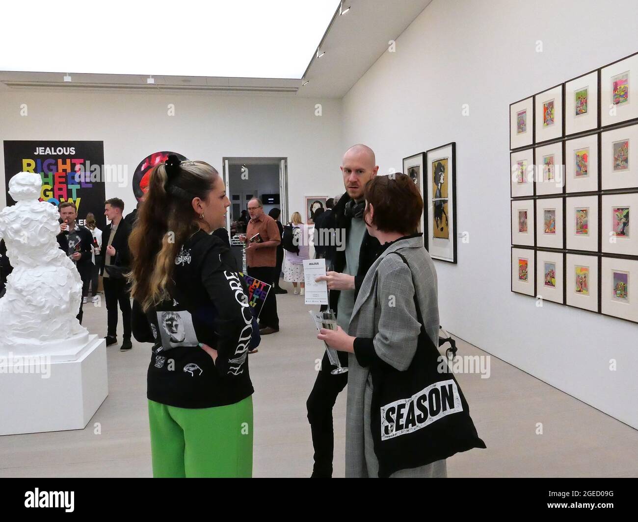 PROPRIO QUI IN QUESTO MOMENTO ci sono opere nuove e recenti di artisti emergenti e affermati che continuano a lavorare su progetti diversi con gelosi Print Studio & Gallery. Con sede a Londra Est, geloso ha costruito una reputazione internazionale per la difesa della nuova arte e per non rimanere mai fermi. A cura di Jessica Albarn Joakim Allgulander Danny Augustine affascinante Baker Adam Bridgland Dave Buonaguidi Anthony Burrill Jake & Dinos Chapman Mark Denton Stanley Donwood Eelus Kate Gibb Chris Levine Ally McIntyre Jonathan Mannion Liam Mertens Miaz Brothers e molti altri .... Foto Stock