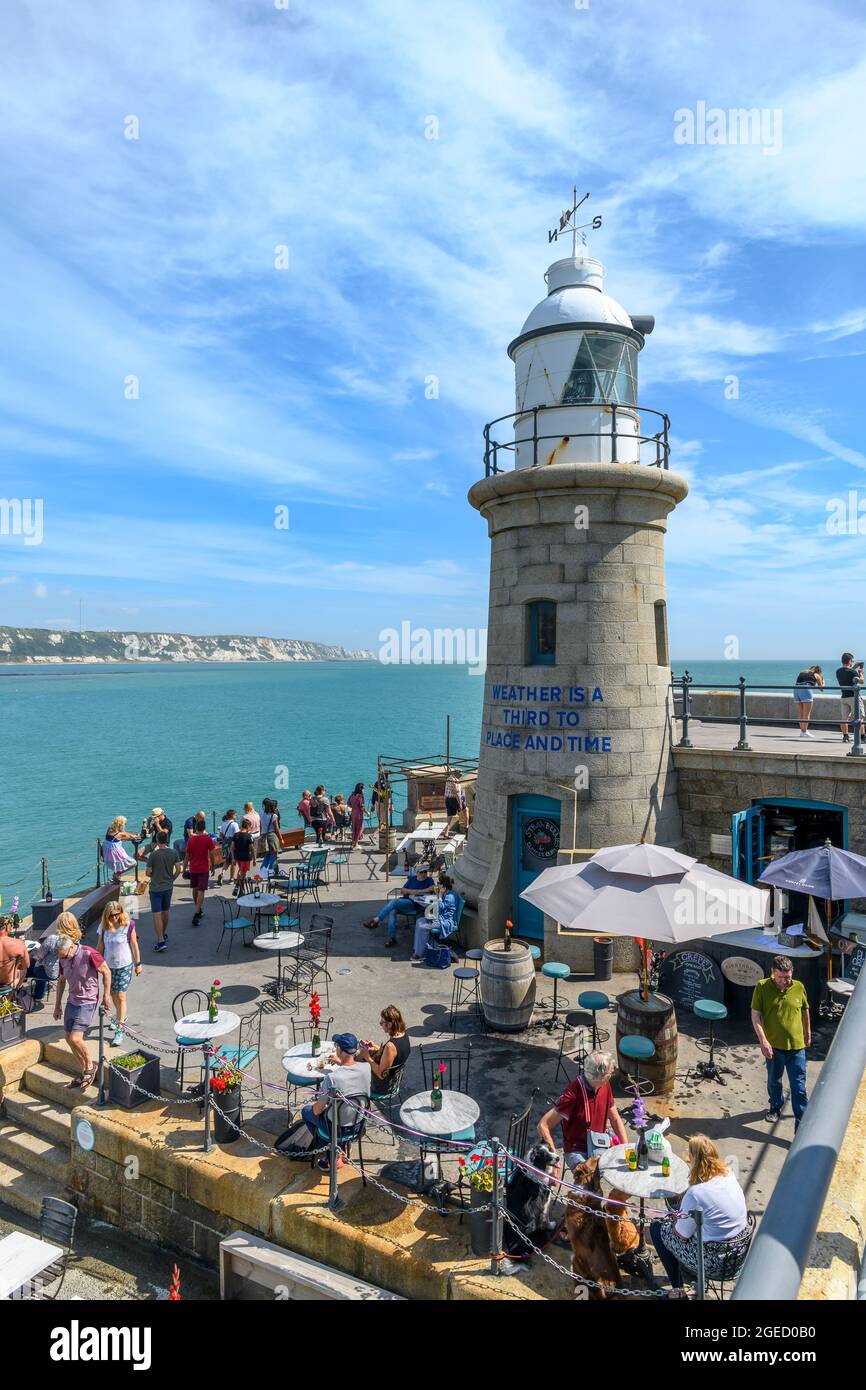 Il tempo è un terzo al posto e al tempo, 2014, da Ian Hamilton Finlay. L'iscrizione di Finlay sul faro di Folkestone era nella Triennale di Folkestone del 2014. Foto Stock